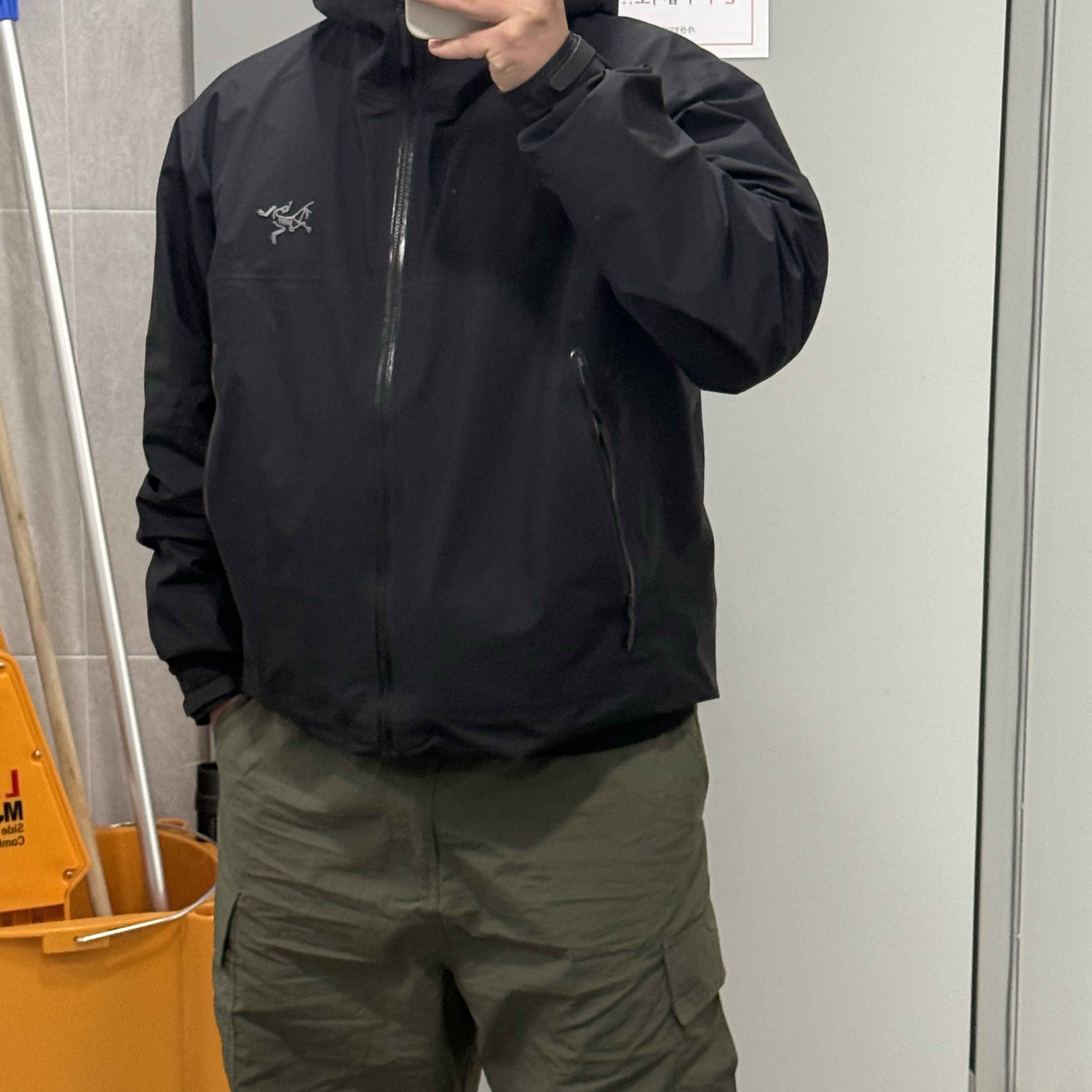 Arc'teryx Beta Jacket Black 착용 스타일 - 1