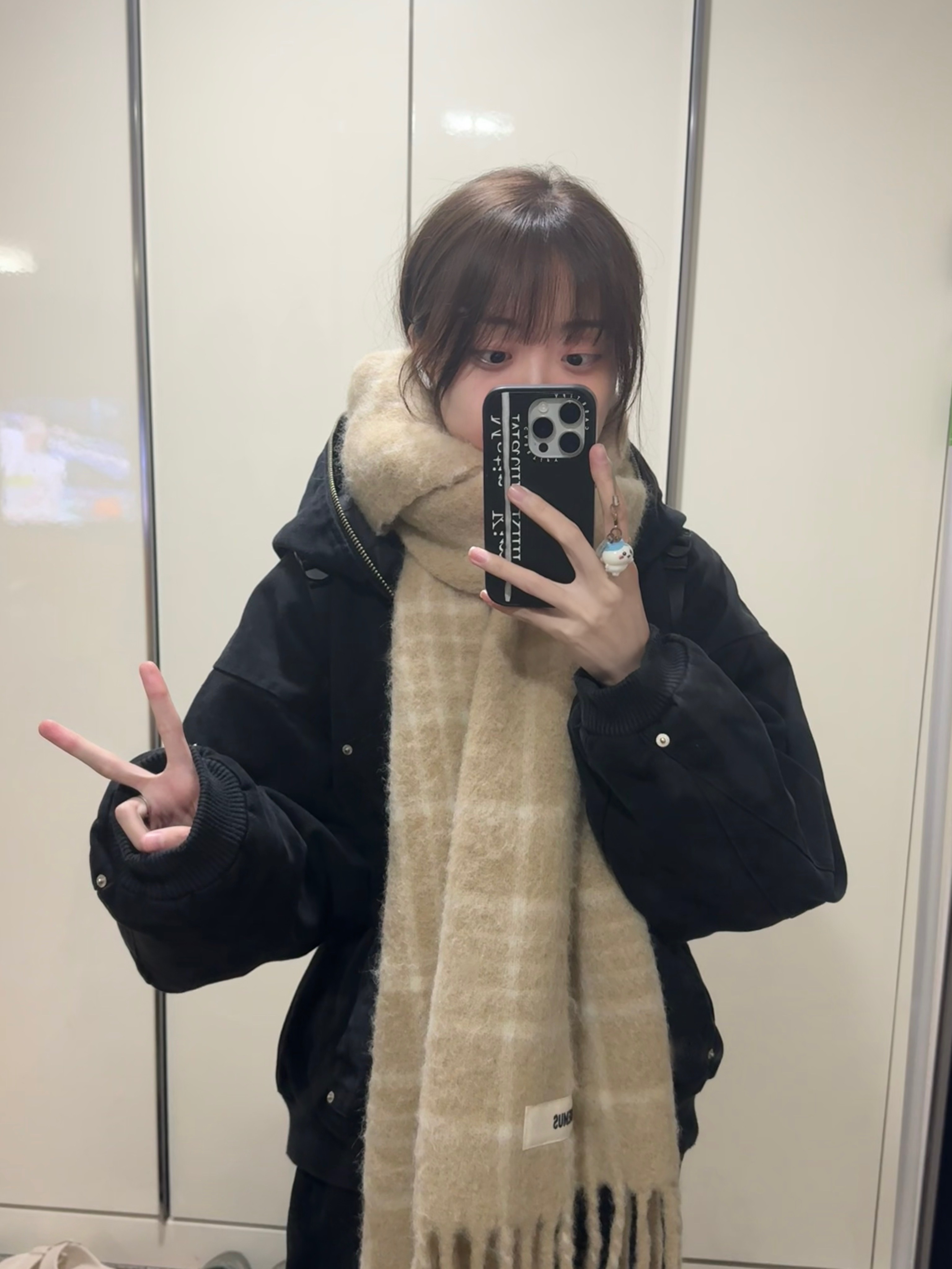 Jacquemus L’echarpe Carro Le Chouchou Jacquard Check Muffler Beige, BAPE Baby Milo Mini Fur Backpack Brown 착용 스타일 - 1