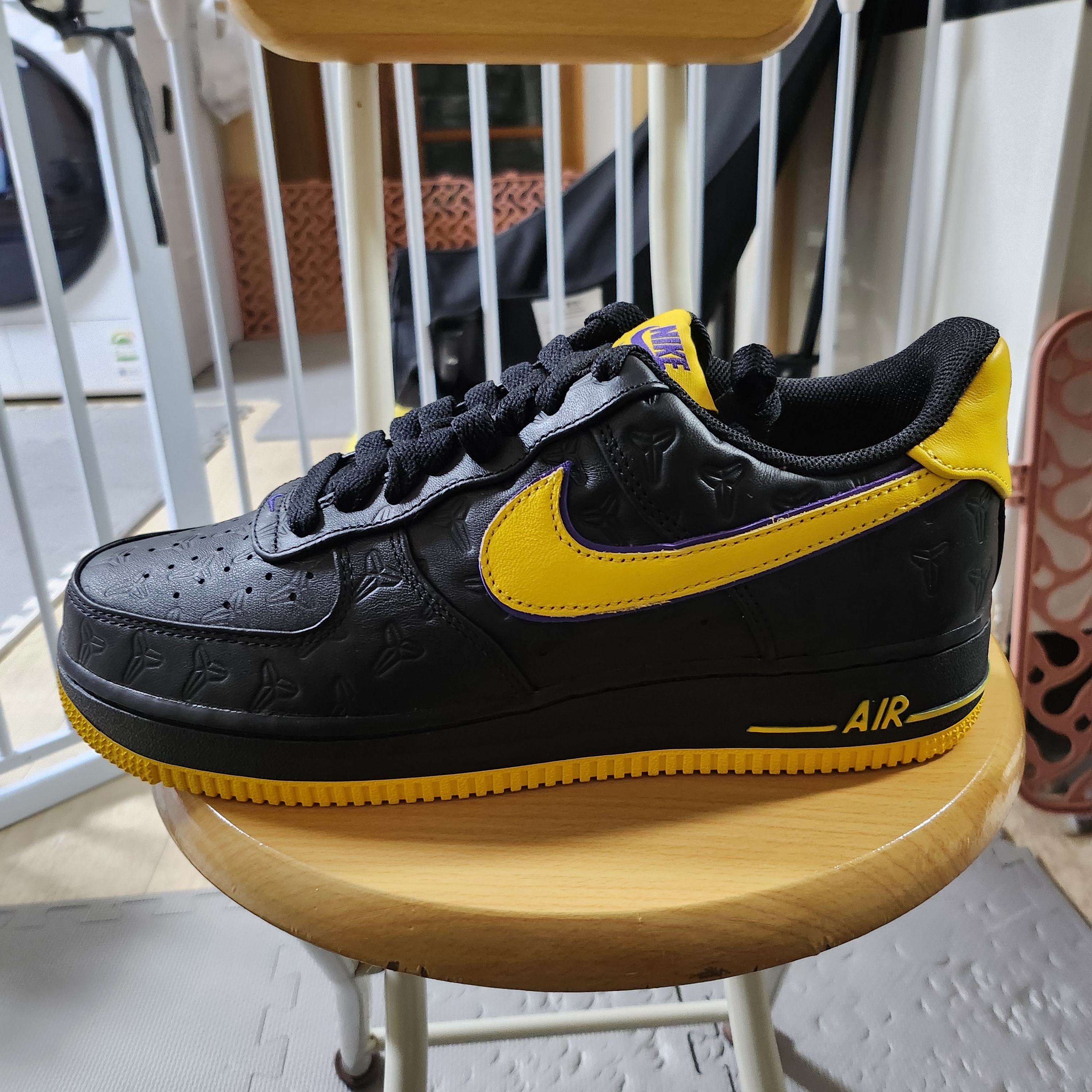Nike x Kobe Bryant Air Force 1 Low QS Black Varsity Maize 착용 스타일 - 1