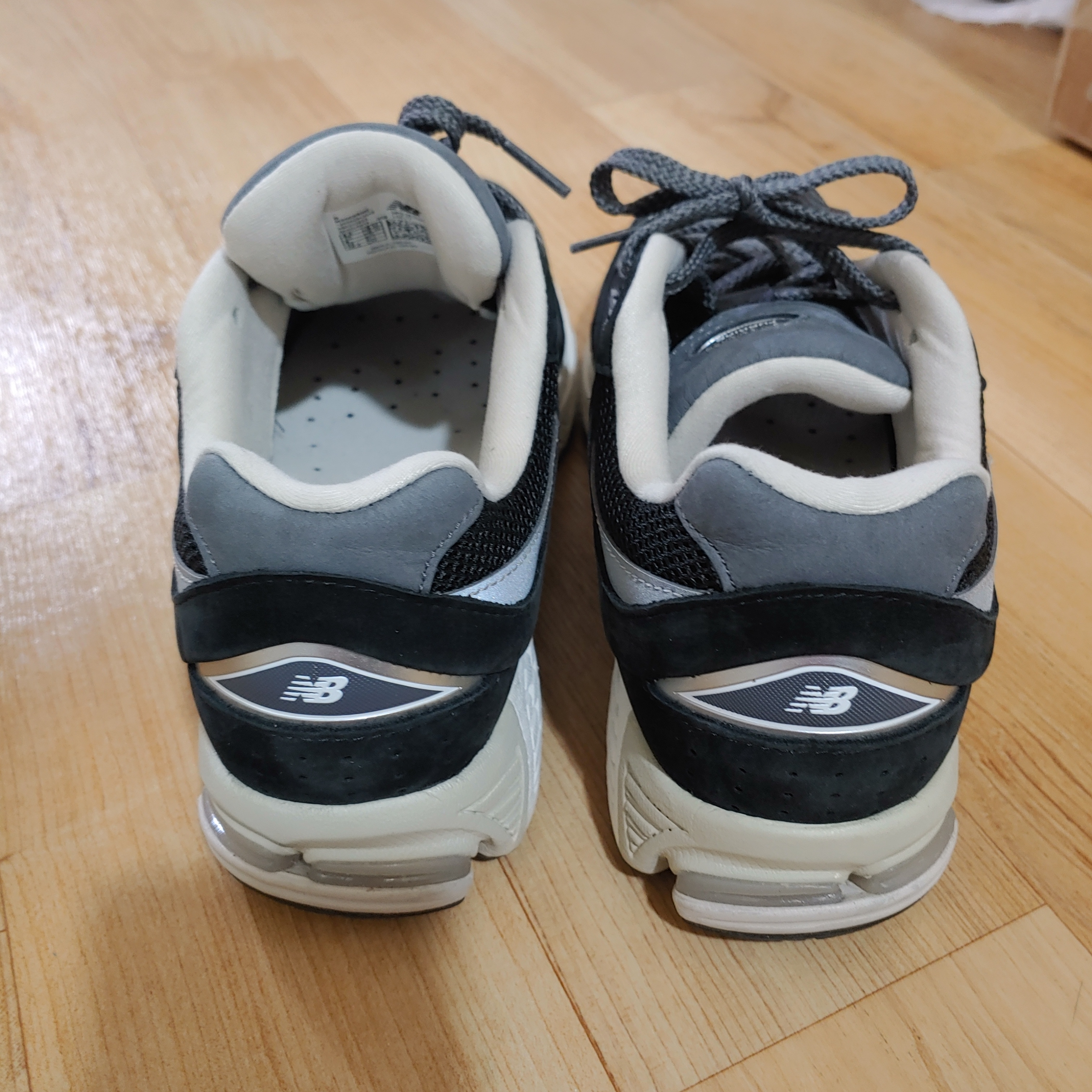New Balance 2002R Premium Vintage Black 착용 스타일 - 4