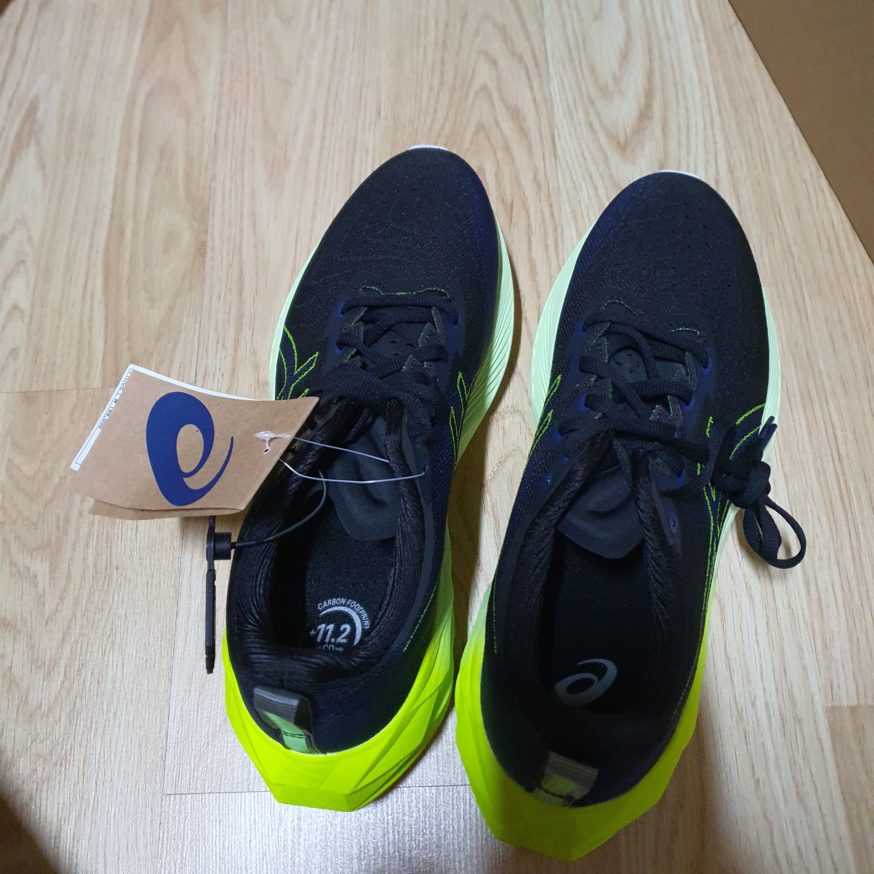 Asics Novablast 4 Black Blue Expanse - 2E Wide 착용 스타일 - 2