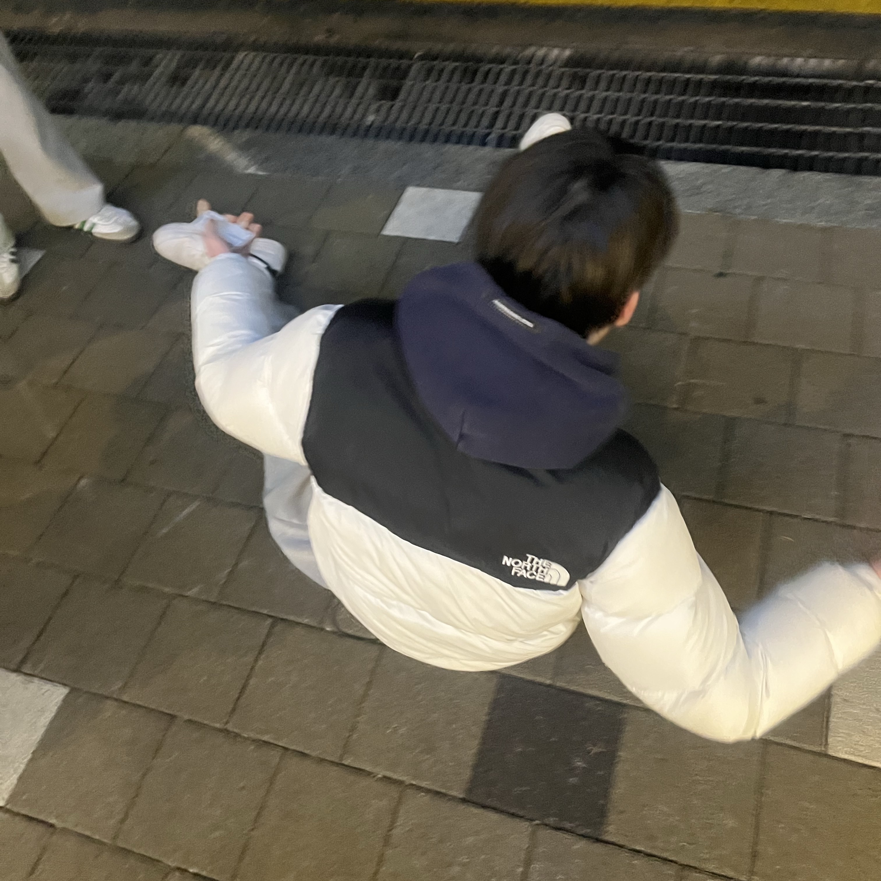 Nike Dri-Fit Legend Sleeveless Fitness T-Shirt Black - Asia, The North Face White Label Novelty Nuptse RDS Down Jacket Ivory 착용 스타일 - 2