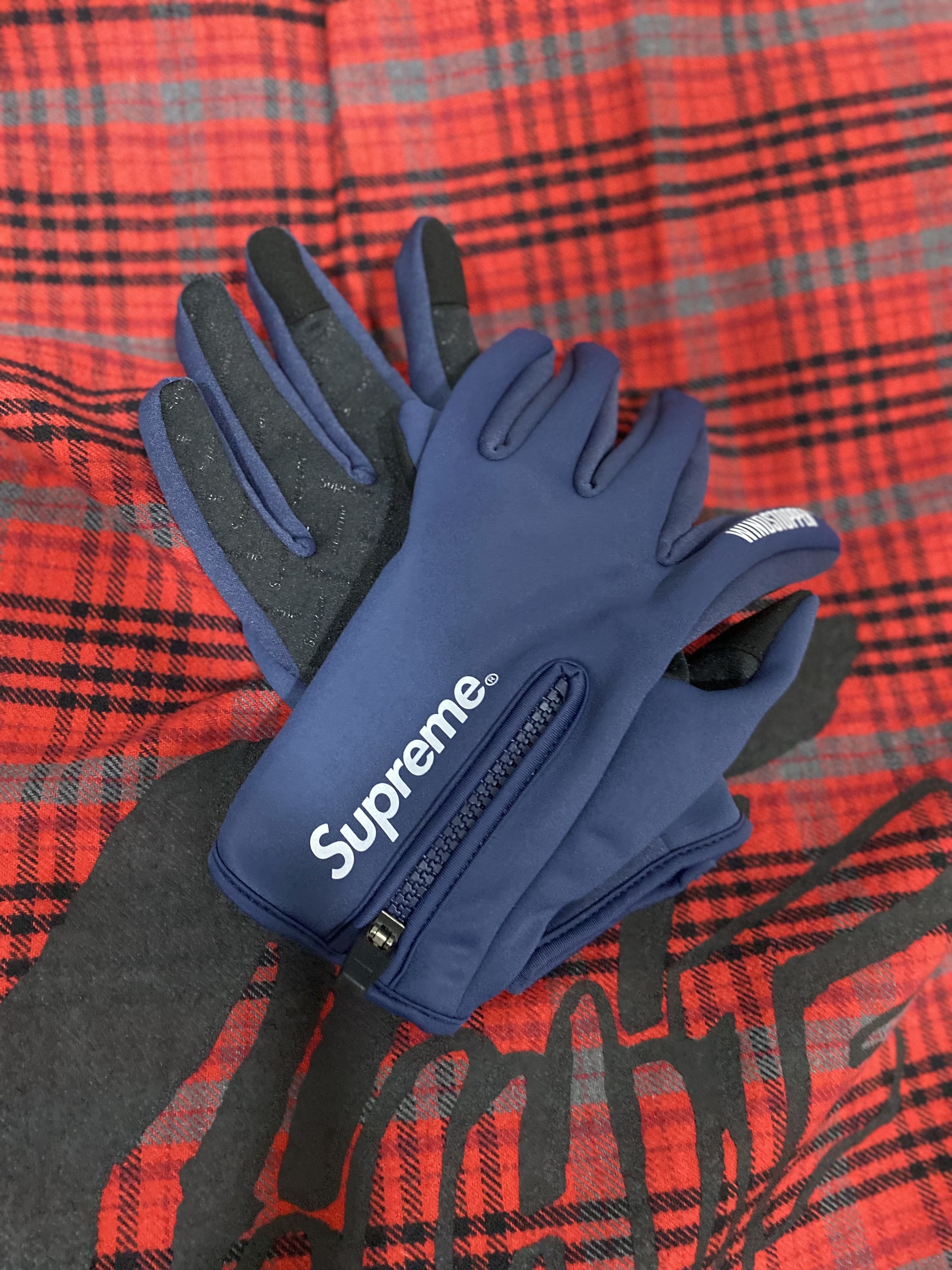Supreme Windstopper Zip Gloves Navy - 24FW 착용 스타일