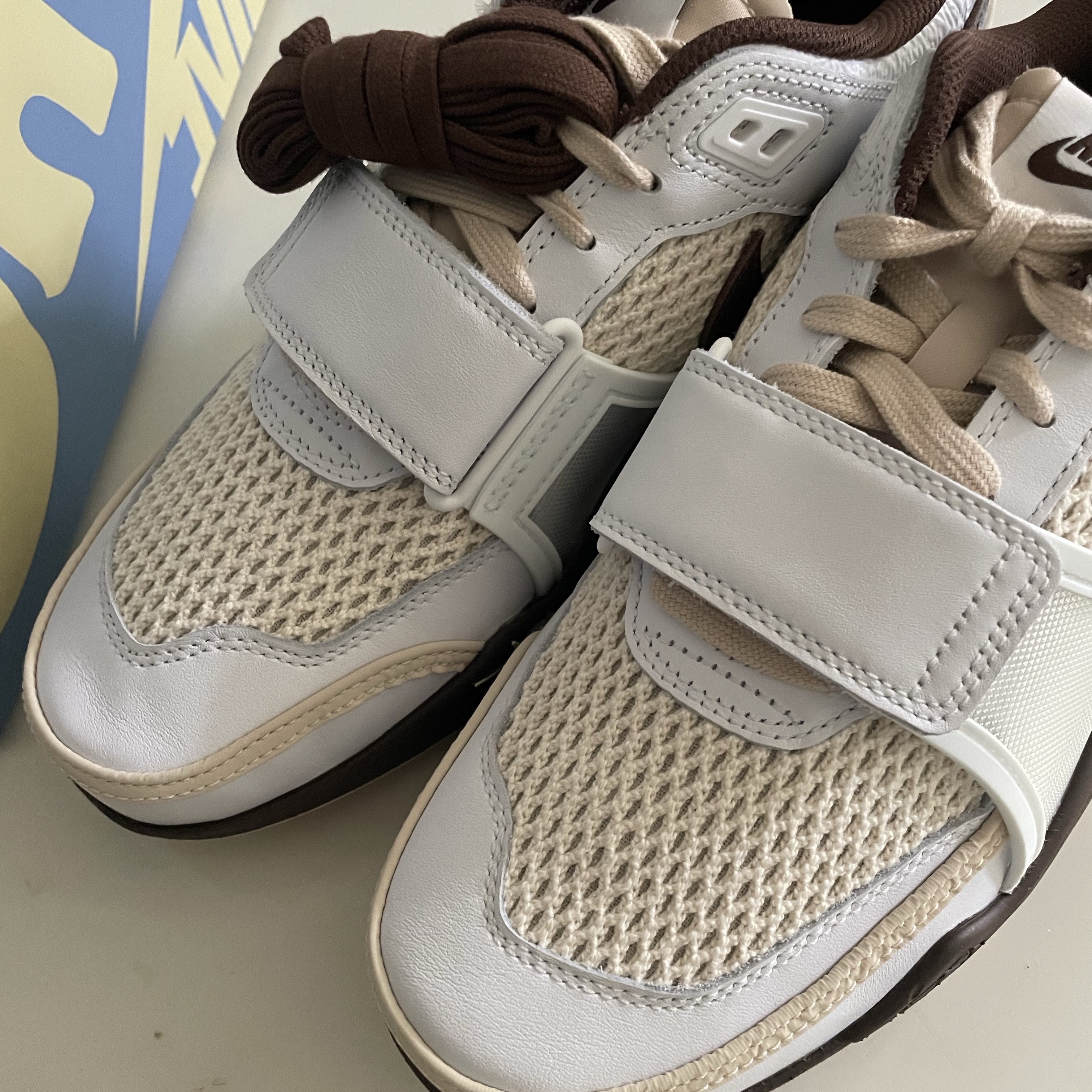 Nike x Travis Scott Zoom Field Jaxx White and Light Chocolate 착용 스타일 - 4