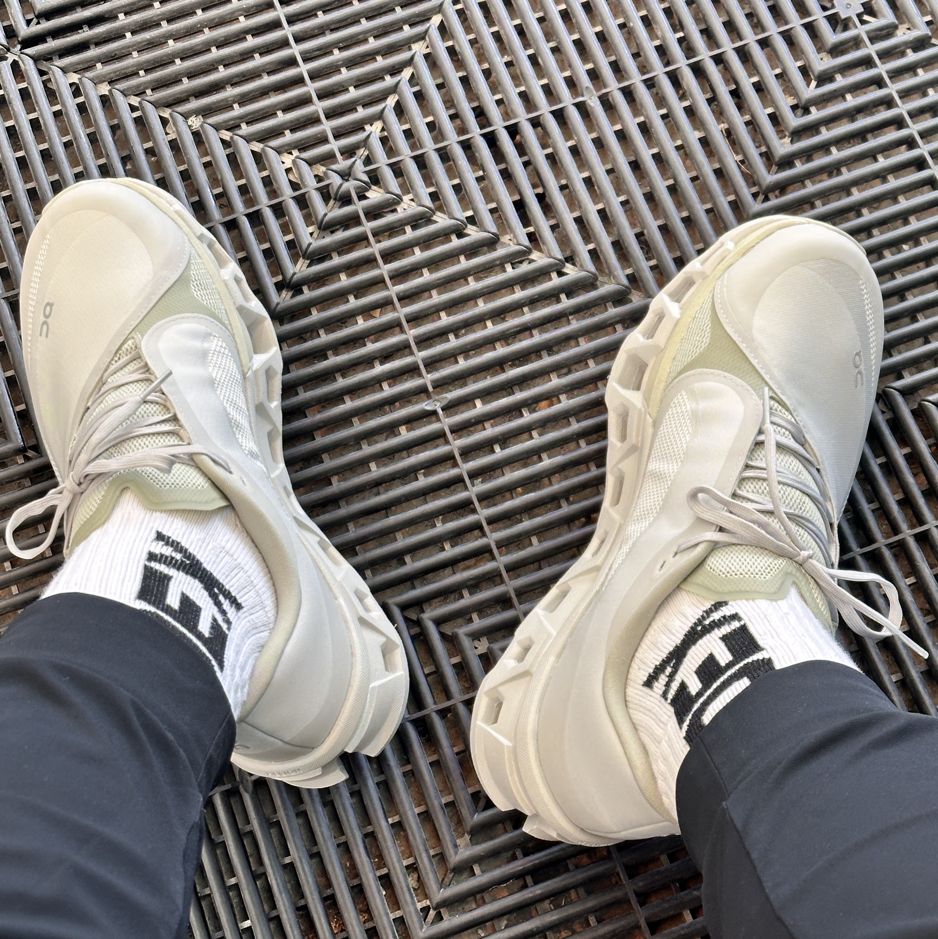 On Running x Post Archive Faction (Paf) Cloudmonster 2 Moondust Chalk 착용 스타일 - 3