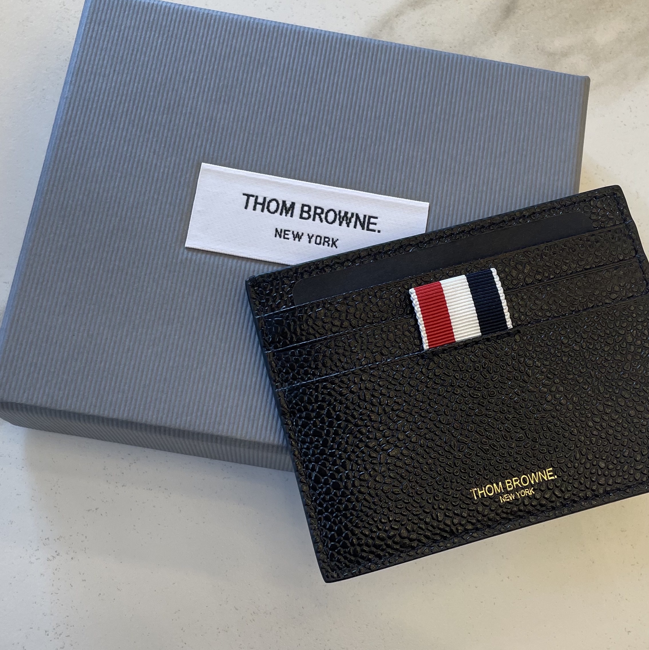 Thom Browne Pebble Grain Leather Stripe Note Compartment Card Holder Black 착용 스타일