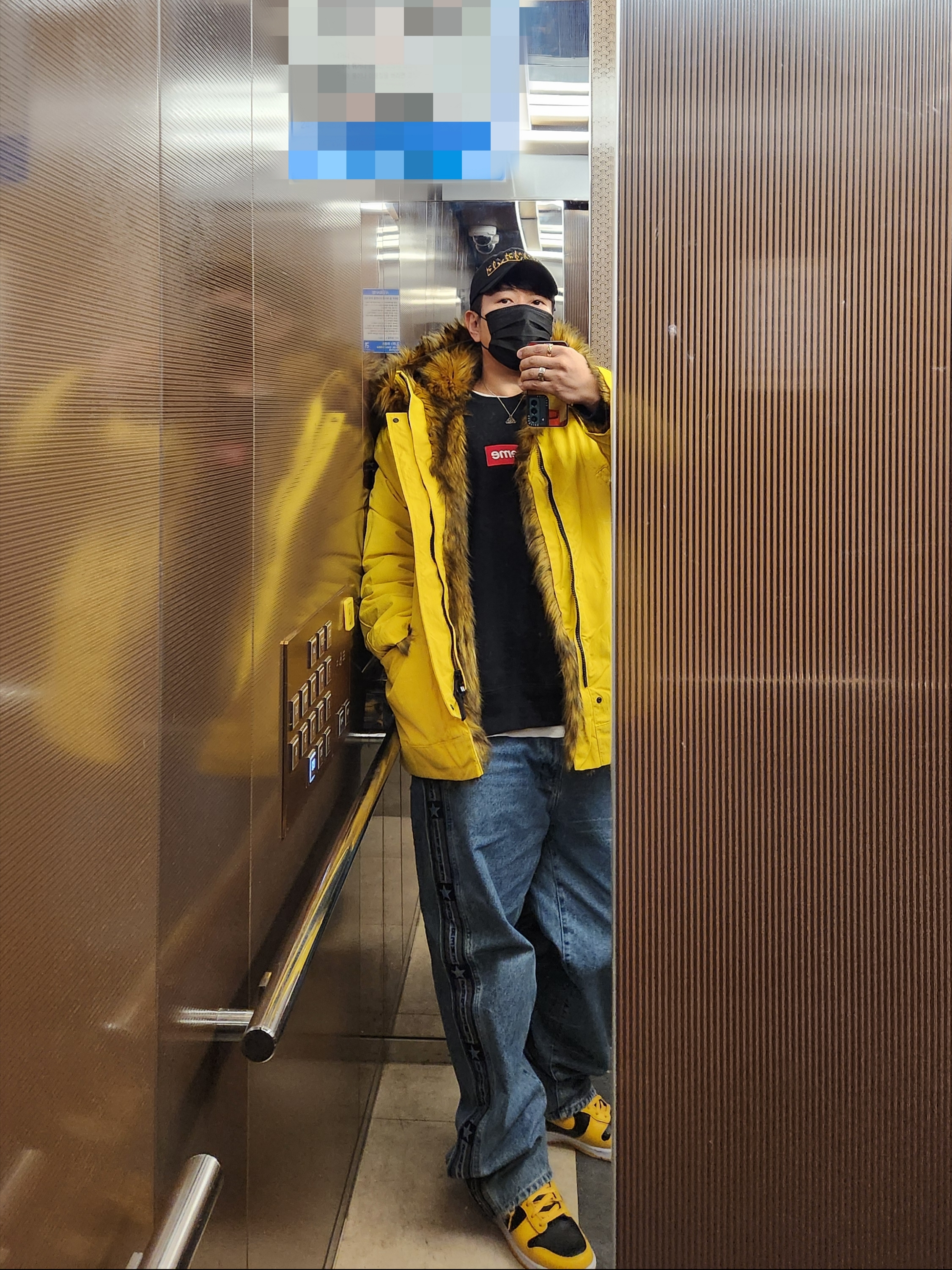 Supreme Difference 6-Panel Black - 24SS, Supreme x Stone Island Formula Steel Reversible Faux Fur Parka Yellow - 22SS 착용 스타일 - 1