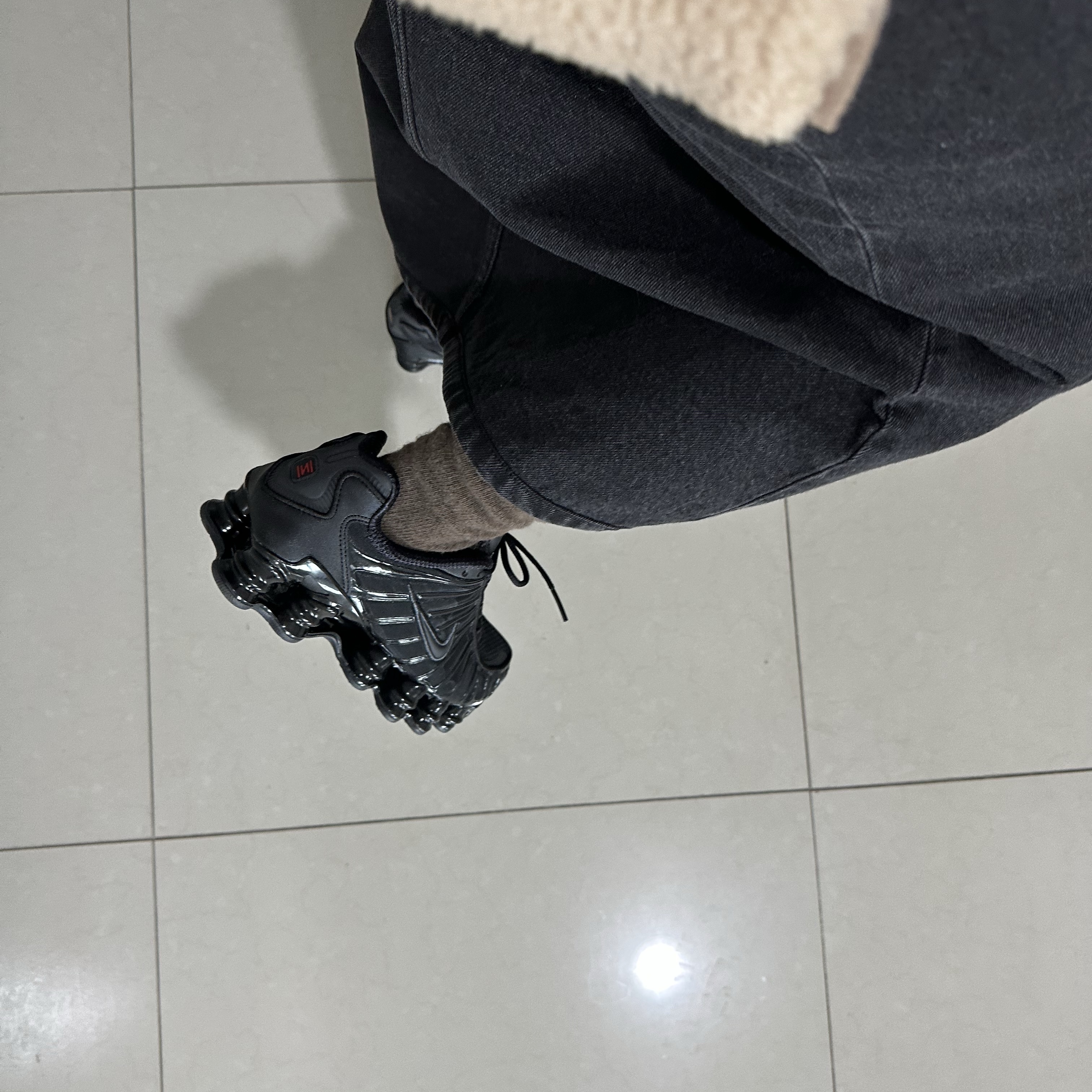 (W) Nike Shox TL Black and Max Orange 착용 스타일