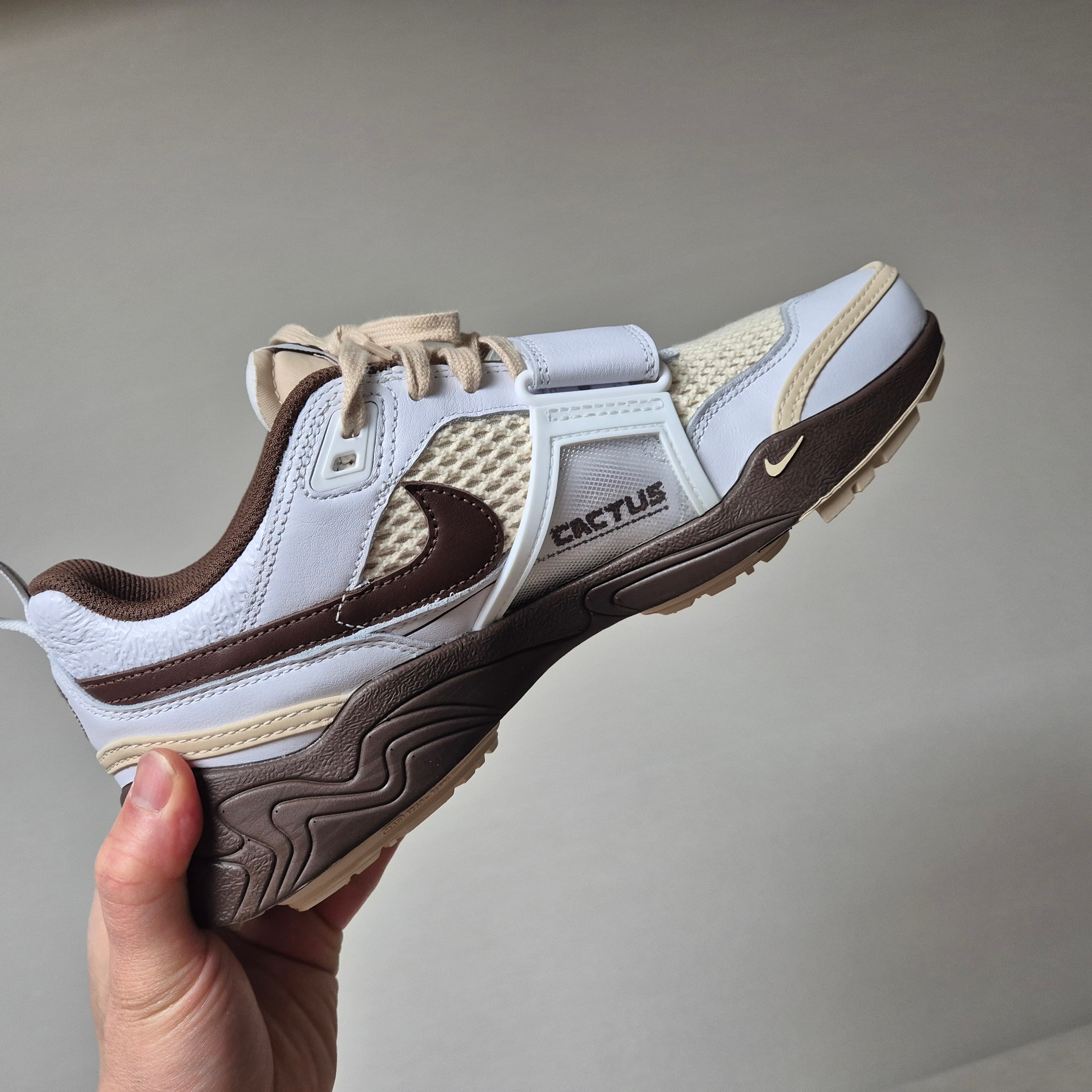 Nike x Travis Scott Zoom Field Jaxx White and Light Chocolate 착용 스타일 - 1