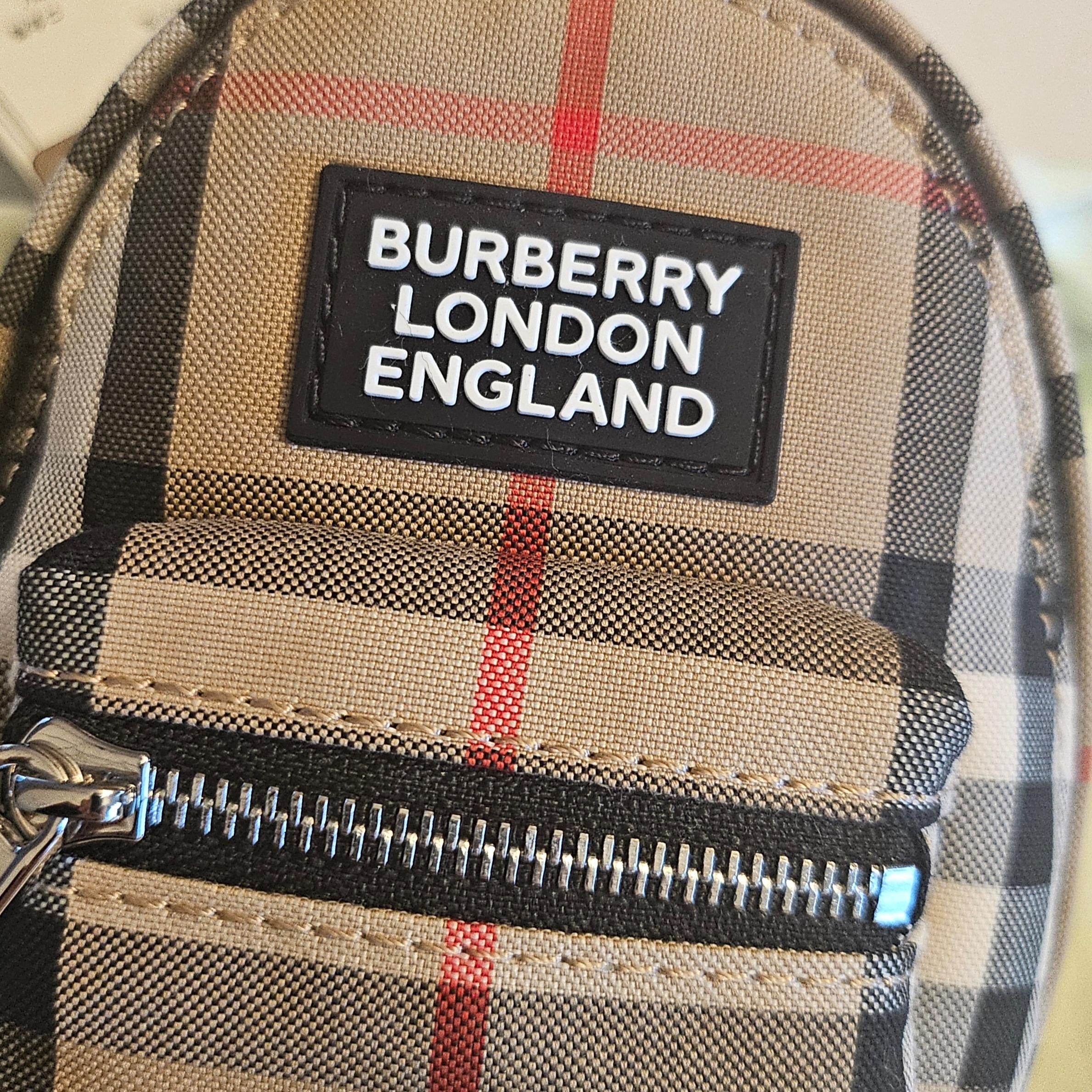 Burberry Vintage Check Backpack Charm Archive Beige 착용 스타일