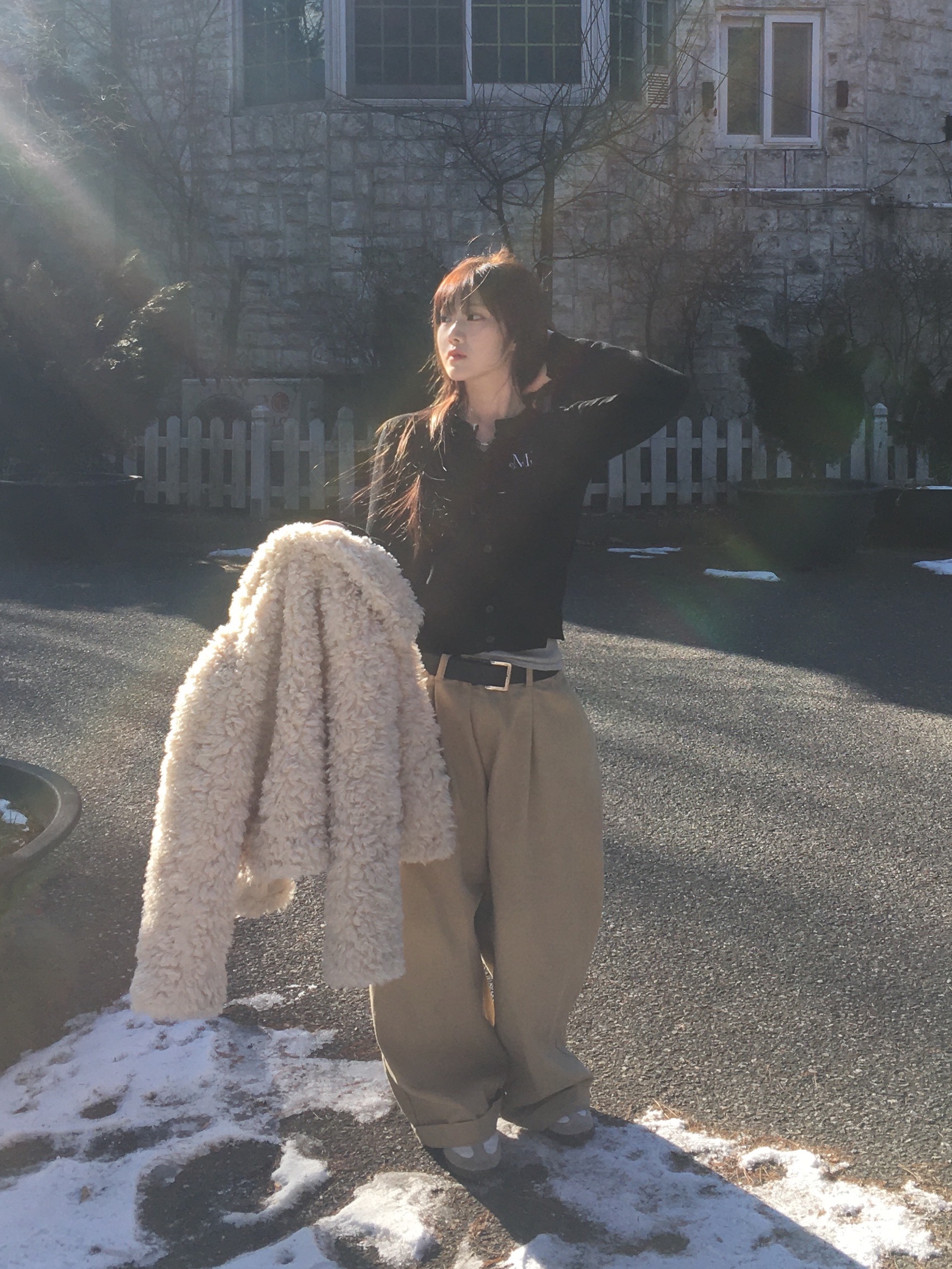 MUCENT Aleg V-Neck Knit Cardigan Black, Adidas Samba OG Cloud White 착용 스타일 - 1