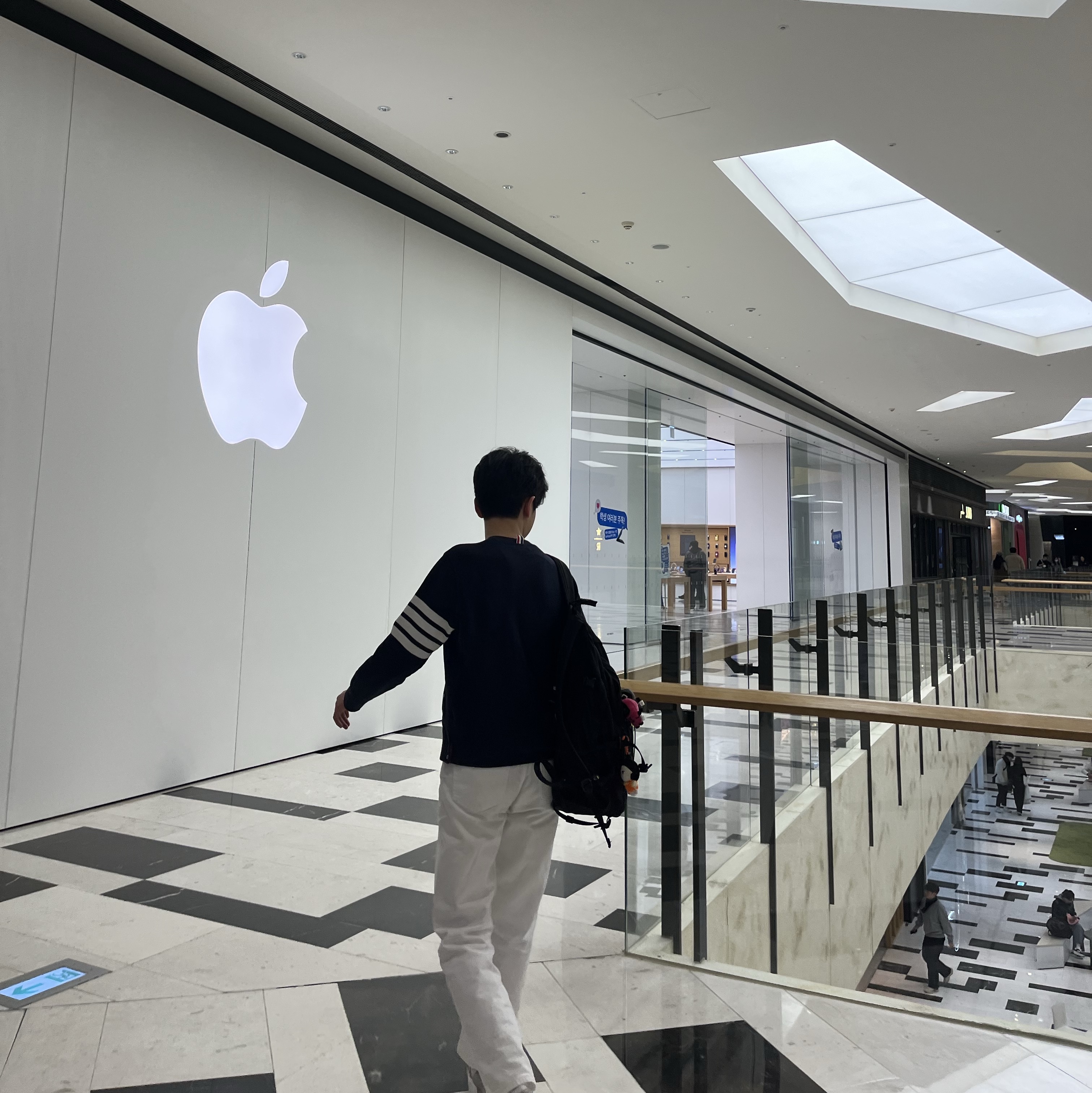 Thom Browne Engineered 4-Bar Sweatshirt Navy, C.P. Company D.D. Shell Down Jacket Black - 23FW 착용 스타일 - 1