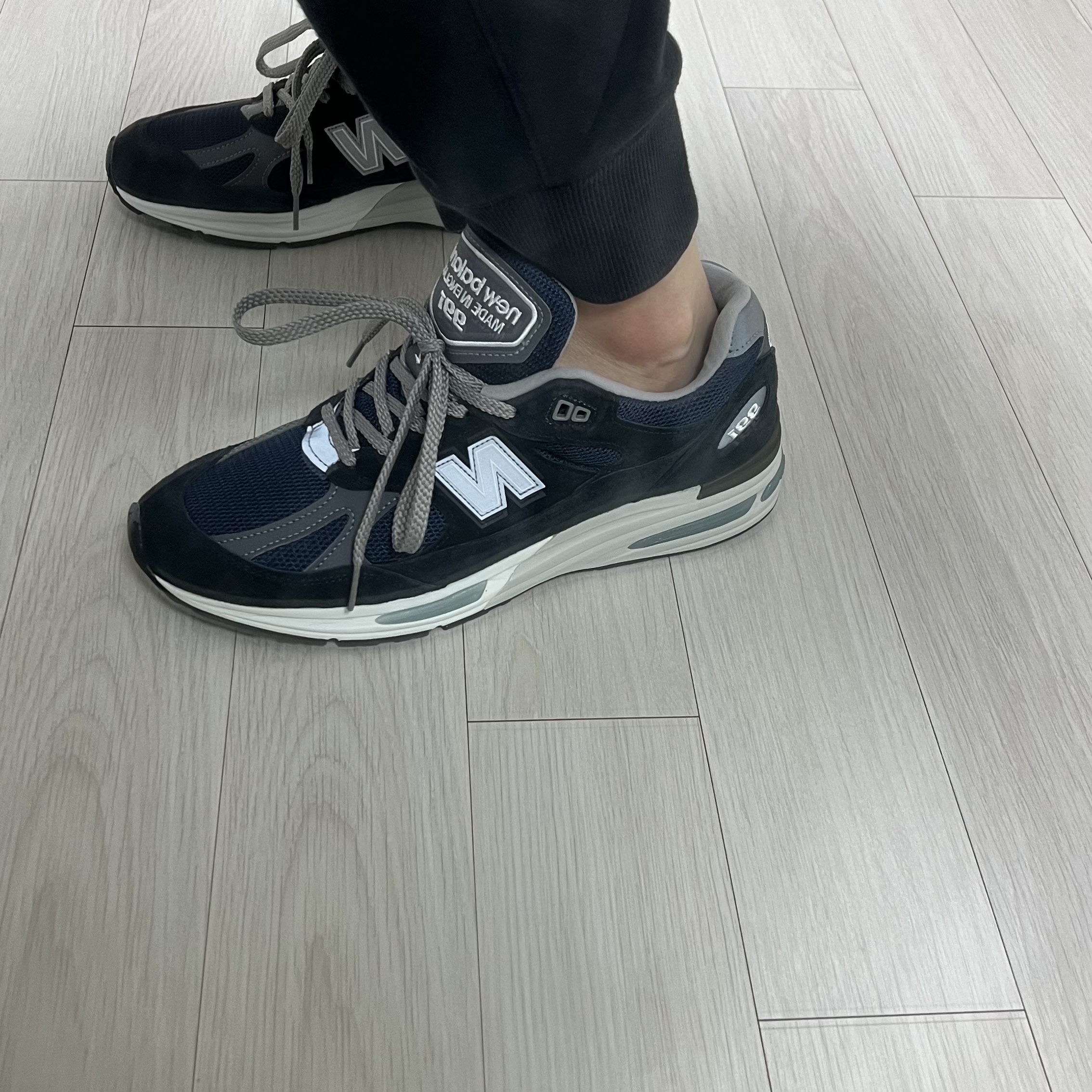 New Balance 991v2 Made in UK Dark Navy Smoked Pearl 착용 스타일 - 2