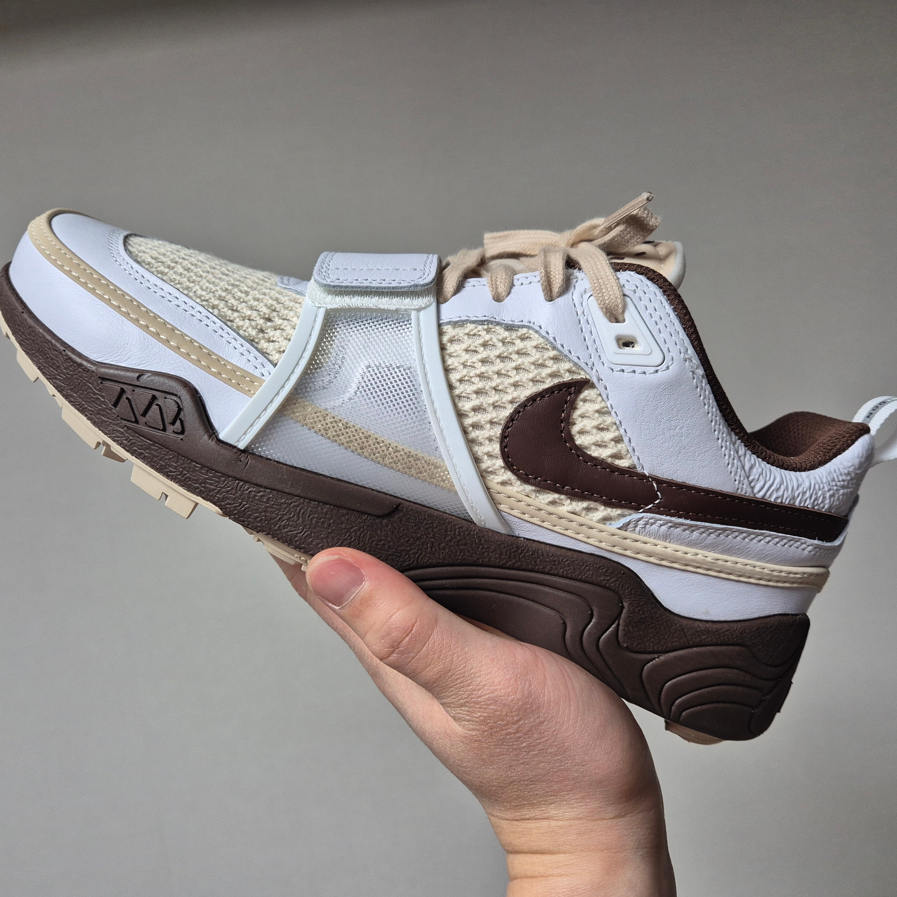 Nike x Travis Scott Zoom Field Jaxx White and Light Chocolate 착용 스타일 - 2