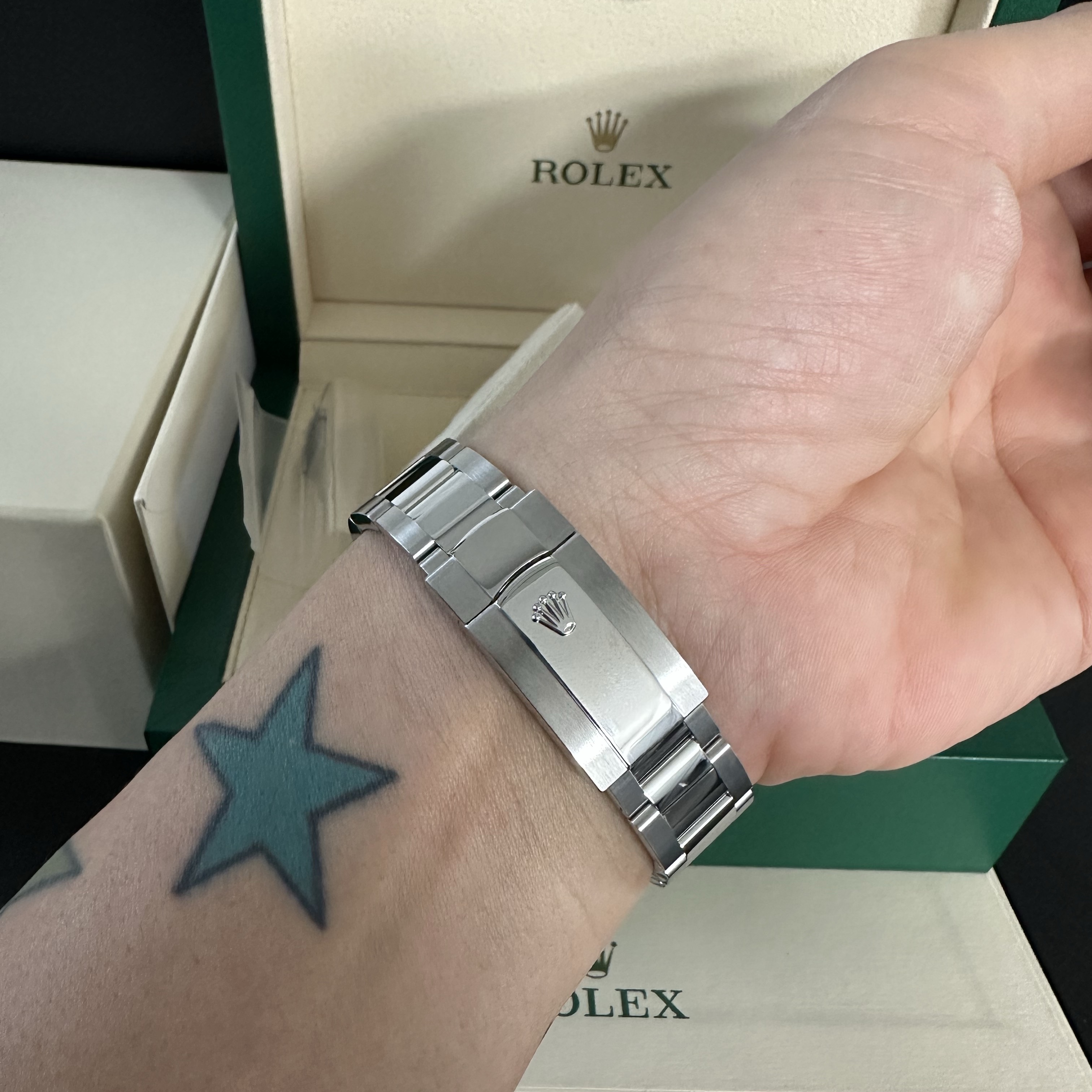 Rolex Datejust 41mm 126300 Bright Blue Oyster 착용 스타일 - 3