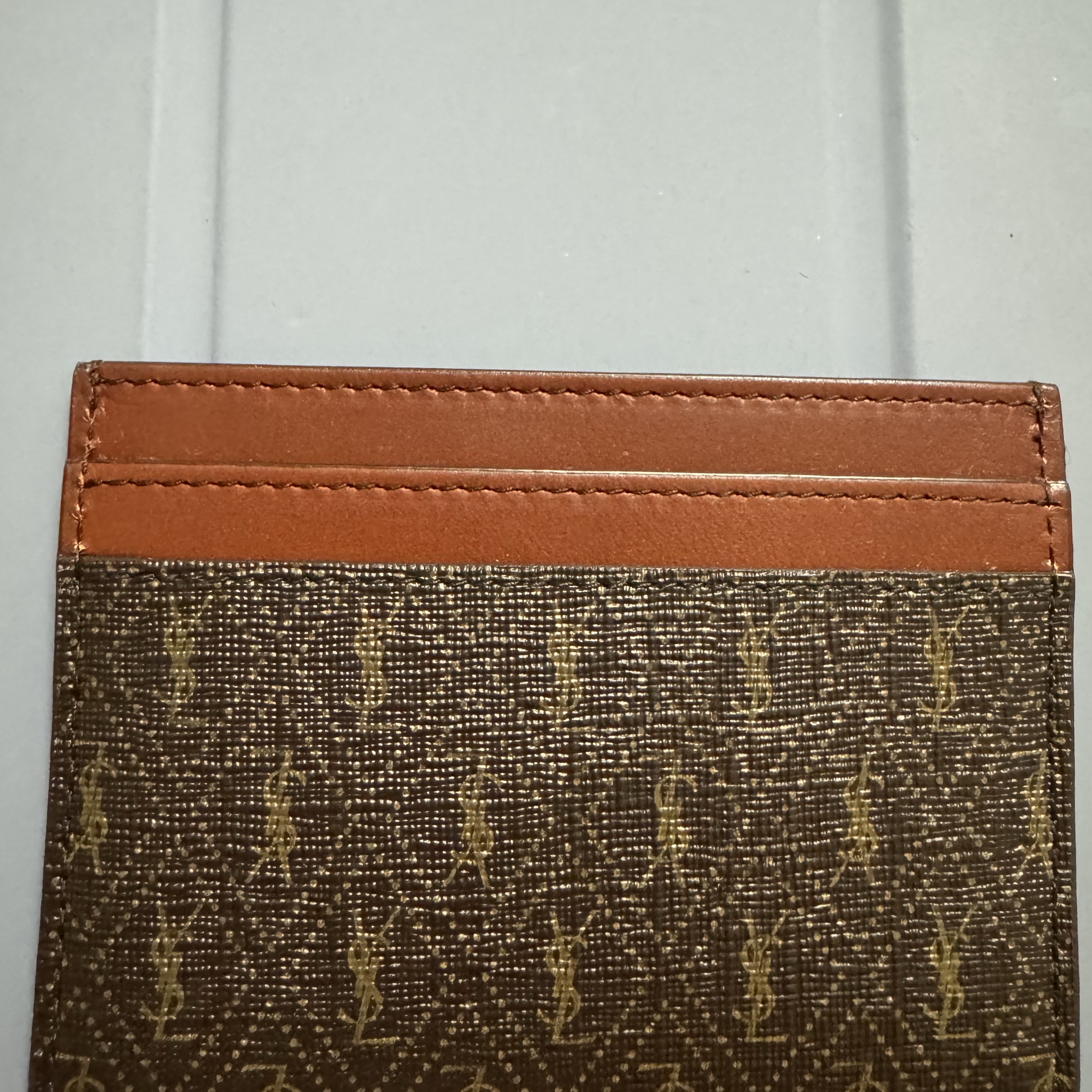 Saint Laurent Le Monogramme Card Holder in Saint Laurent Monogram Canvas Chestnut 착용 스타일 - 1
