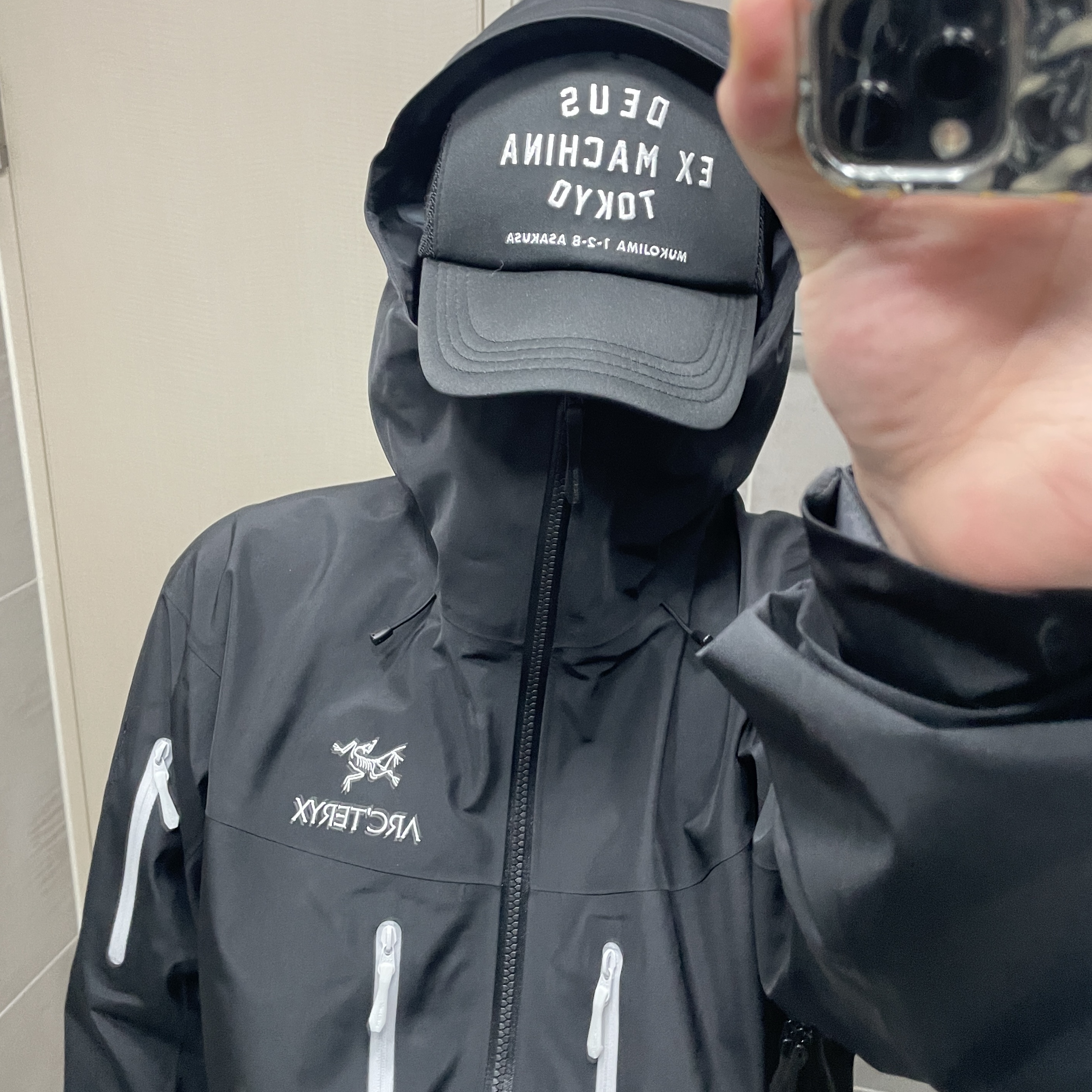 Deus Ex Machina Tokyo Asakusa Address Trucker Cap Black, Arc'teryx Alpha SV Jacket Orca 착용 스타일
