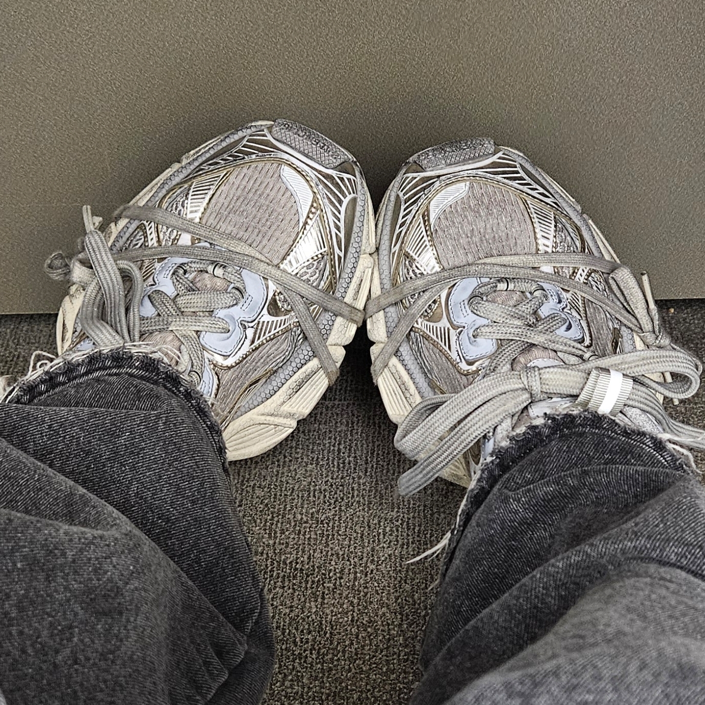 Balenciaga 3XL Sneakers Light Beige 착용 스타일