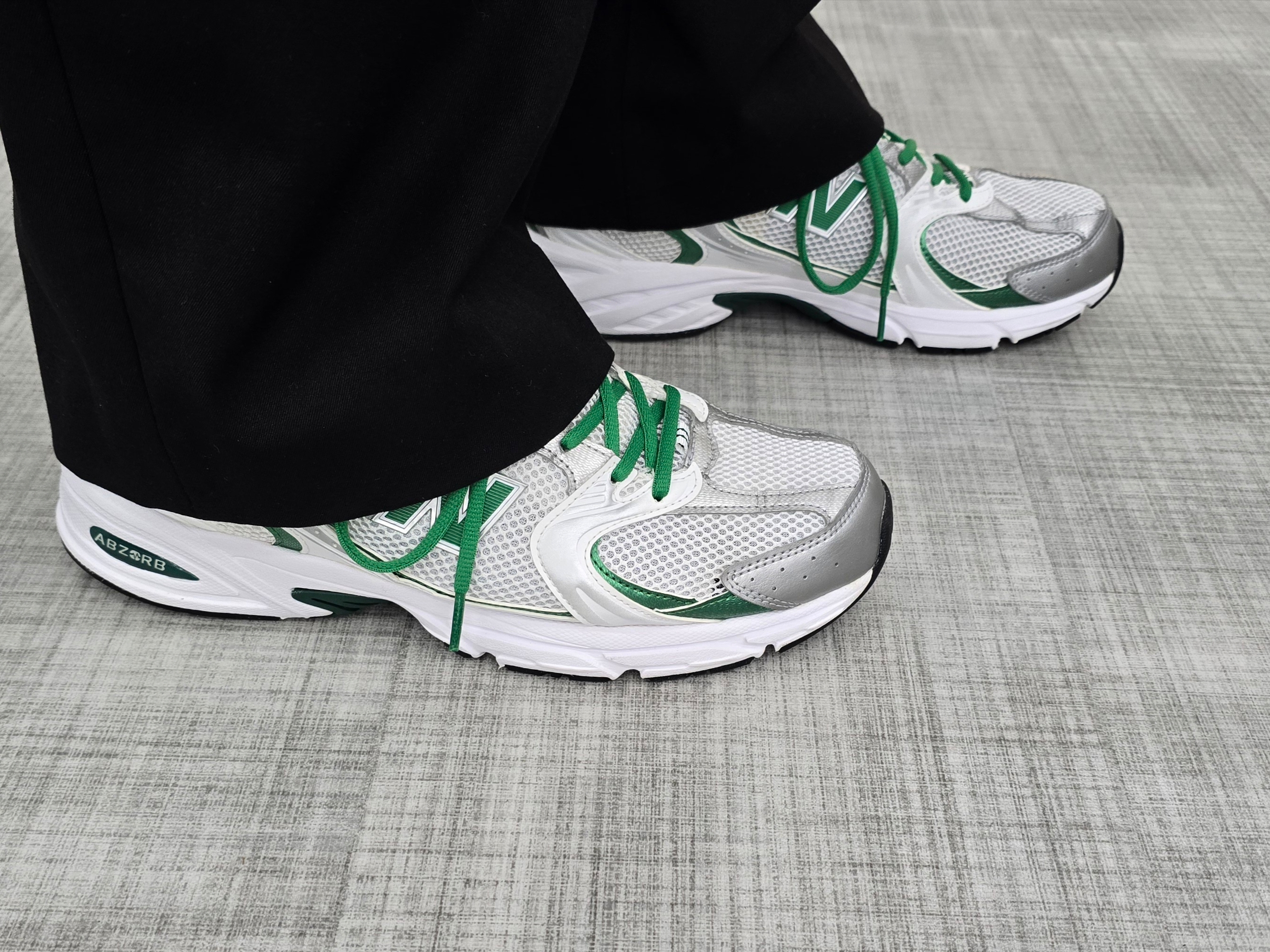 New Balance 530 White Nightwatch Green 착용 스타일