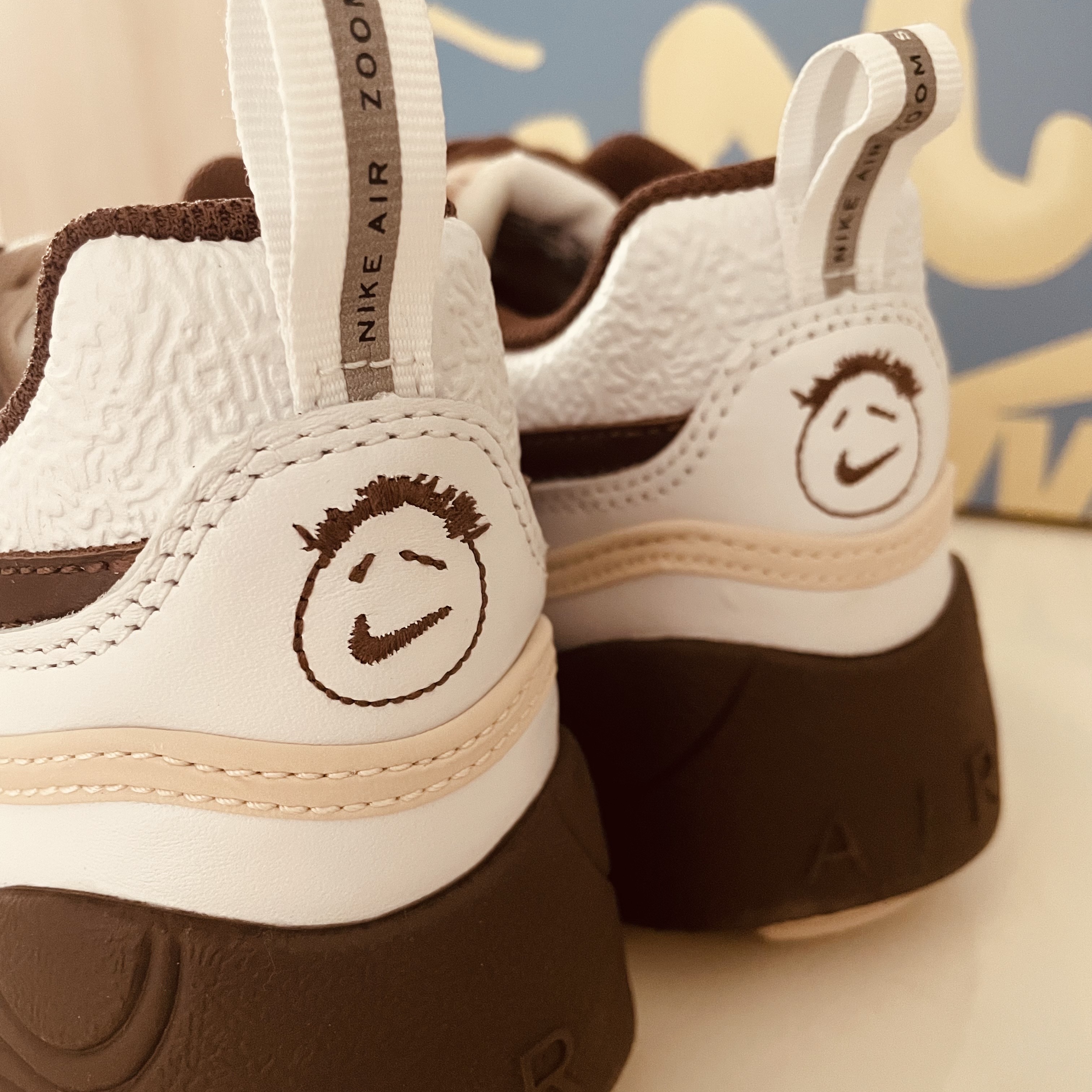 Nike x Travis Scott Zoom Field Jaxx White and Light Chocolate 착용 스타일 - 5