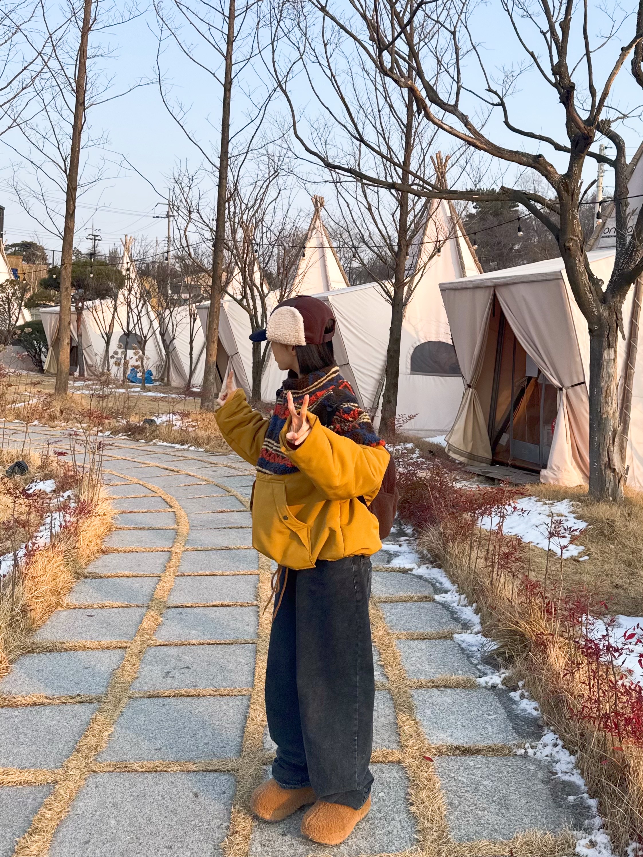 The North Face Fleece Earmuff EX Cap Cocoa Brown, Crocs x Lil Nas X Mega Crush Clog Black Brown 착용 스타일 - 2