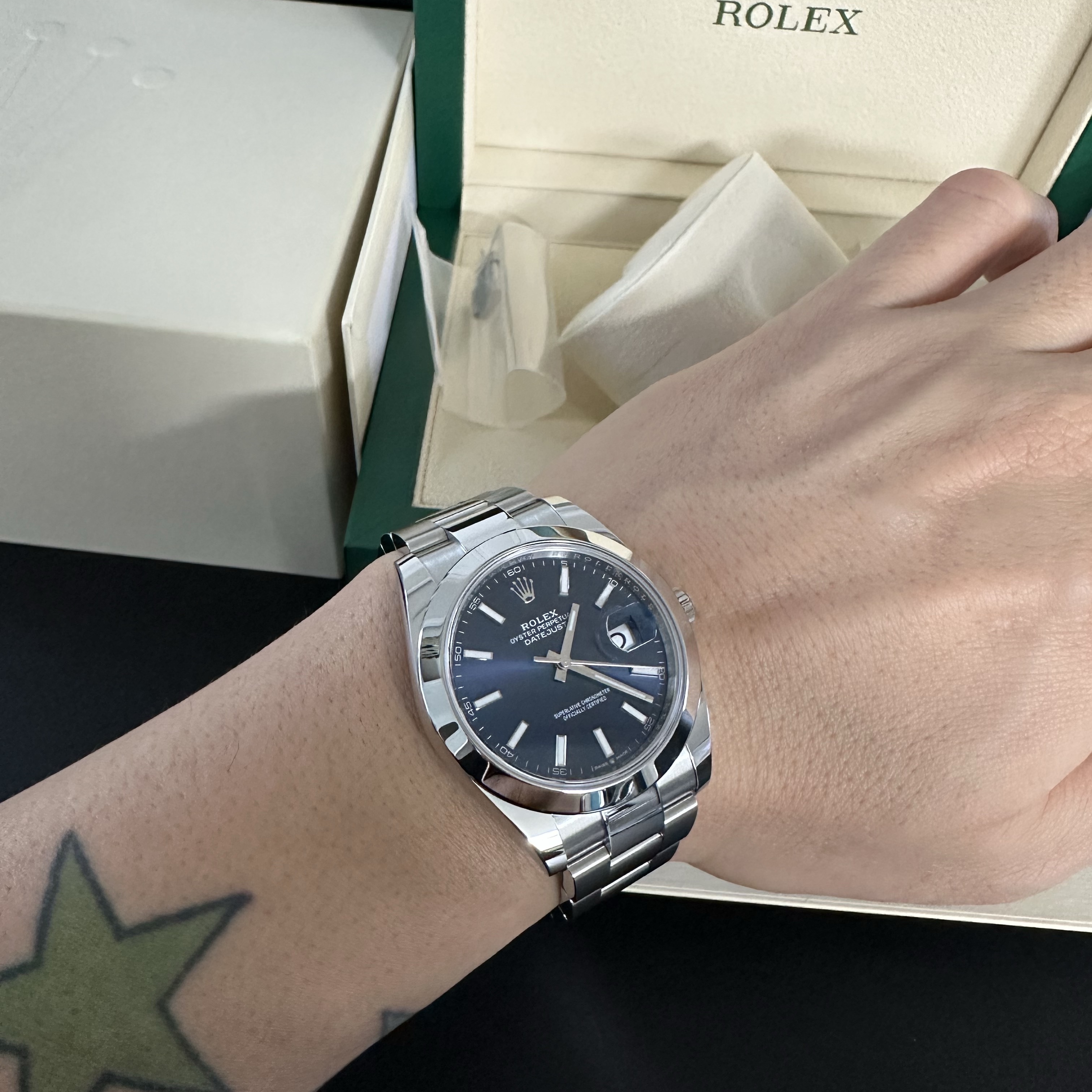Rolex Datejust 41mm 126300 Bright Blue Oyster 착용 스타일 - 2