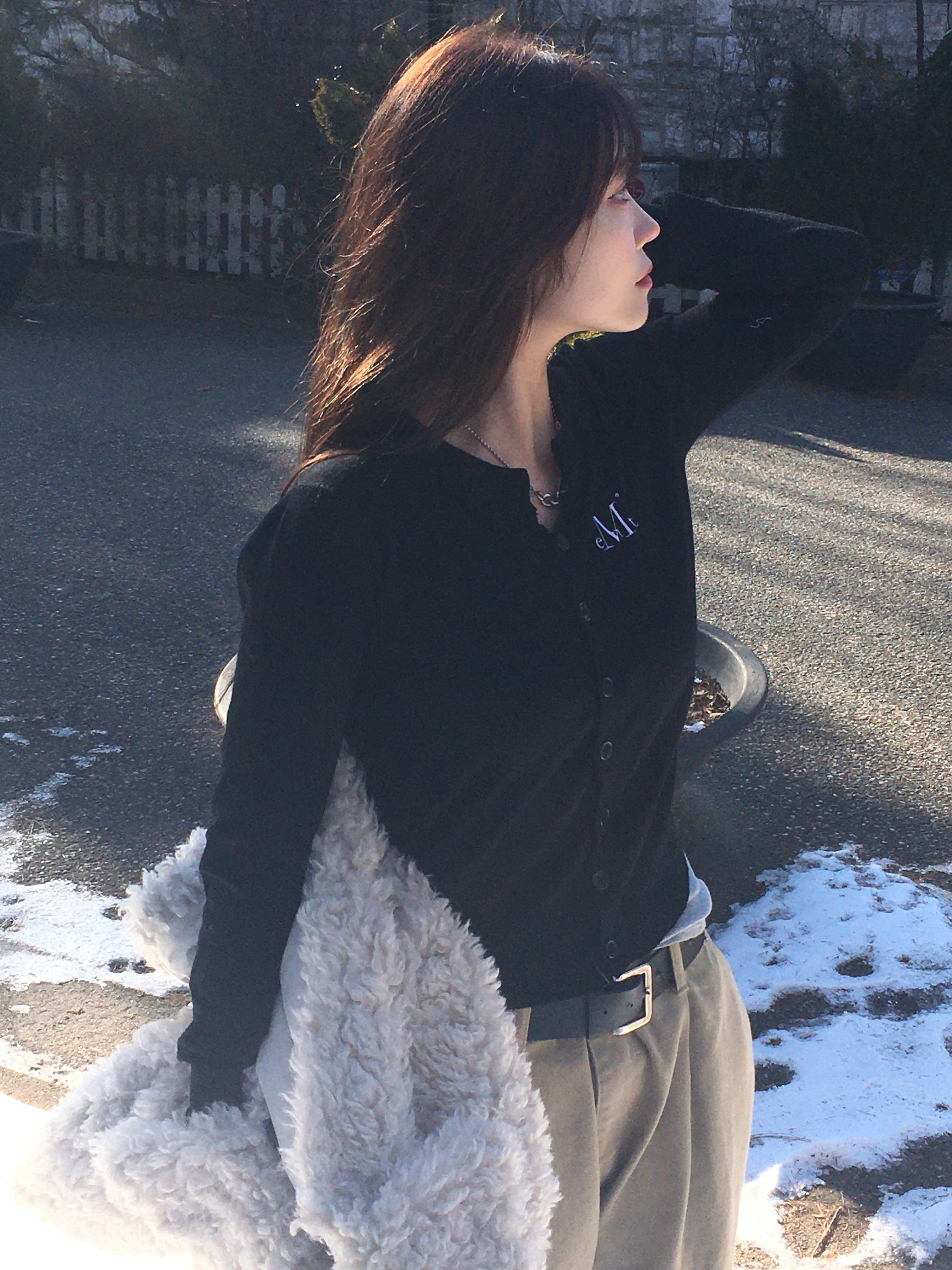 MUCENT Aleg V-Neck Knit Cardigan Black, Adidas Samba OG Cloud White 착용 스타일 - 5