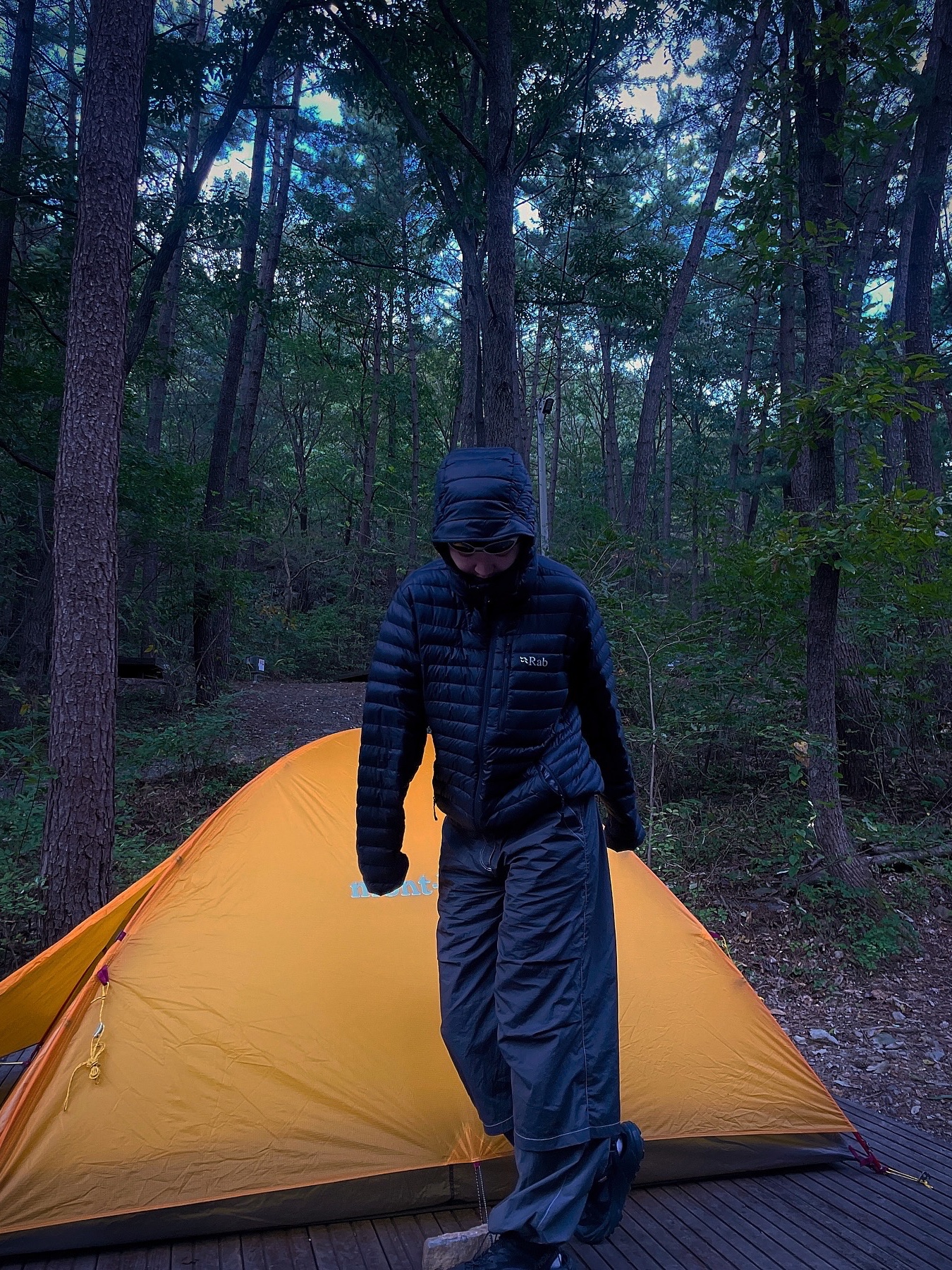 Rab Microlight Alpine Jacket Black, Roa Beanie Logo Black 착용 스타일 - 4
