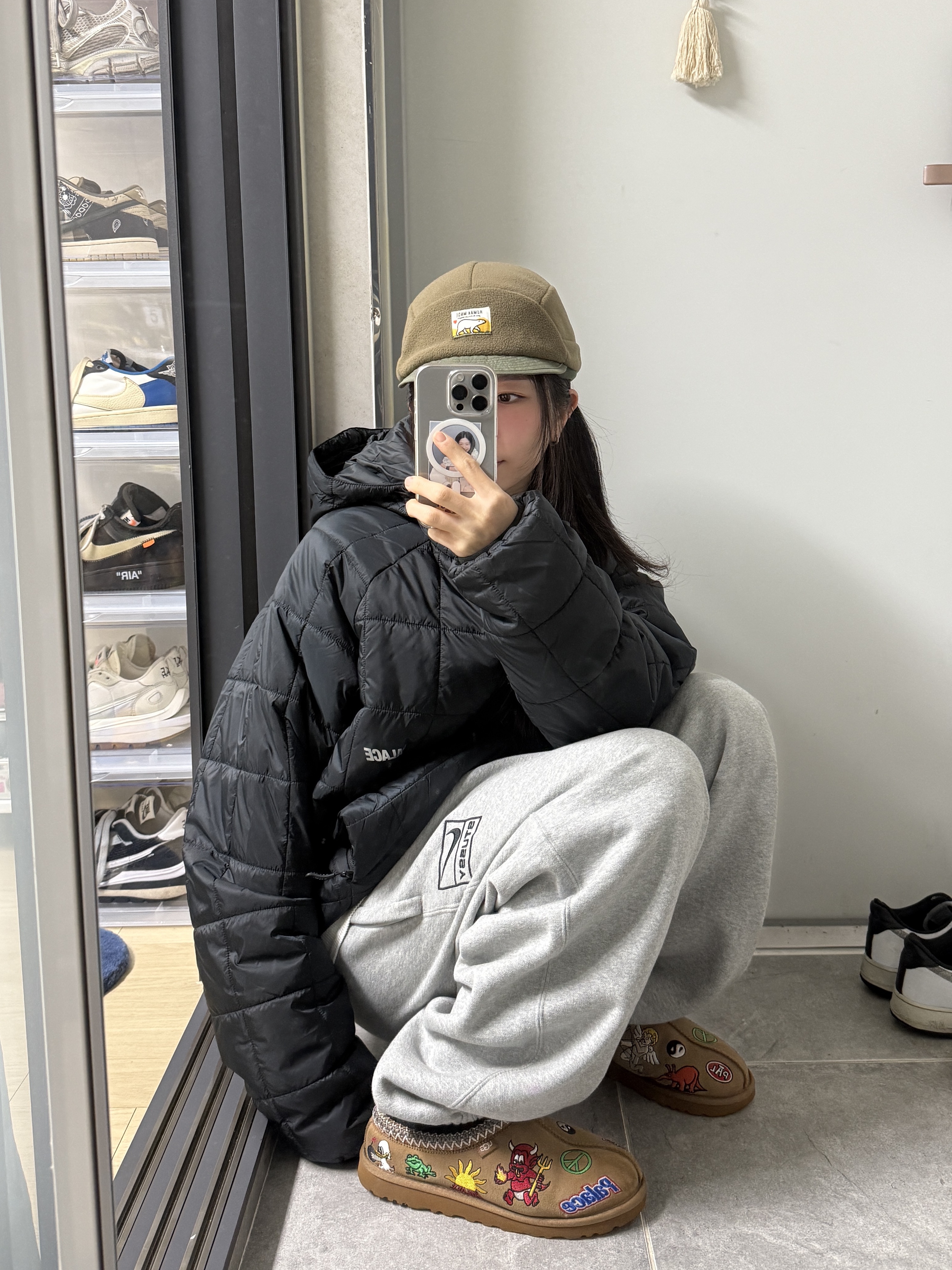 Palace Microlite Jacket Black - 24FW, UGG x Palace Tasman Slipper Chestnut 착용 스타일