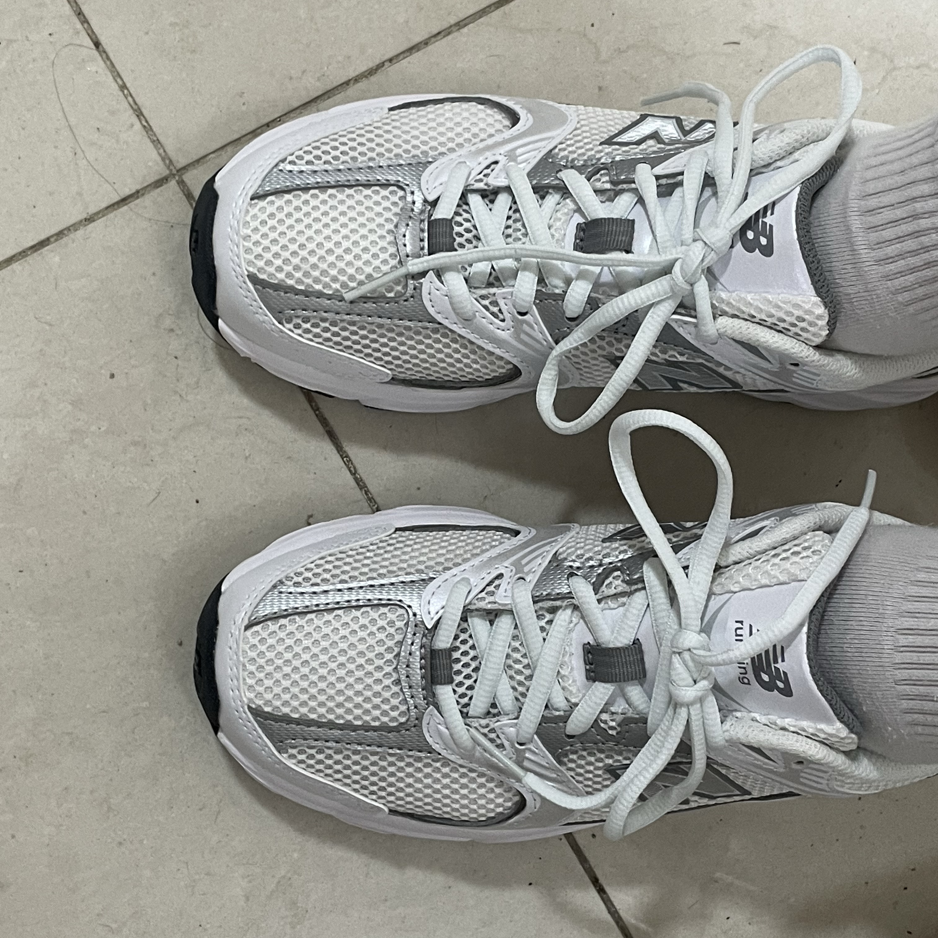 New Balance 530 White Silver 착용 스타일 - 2