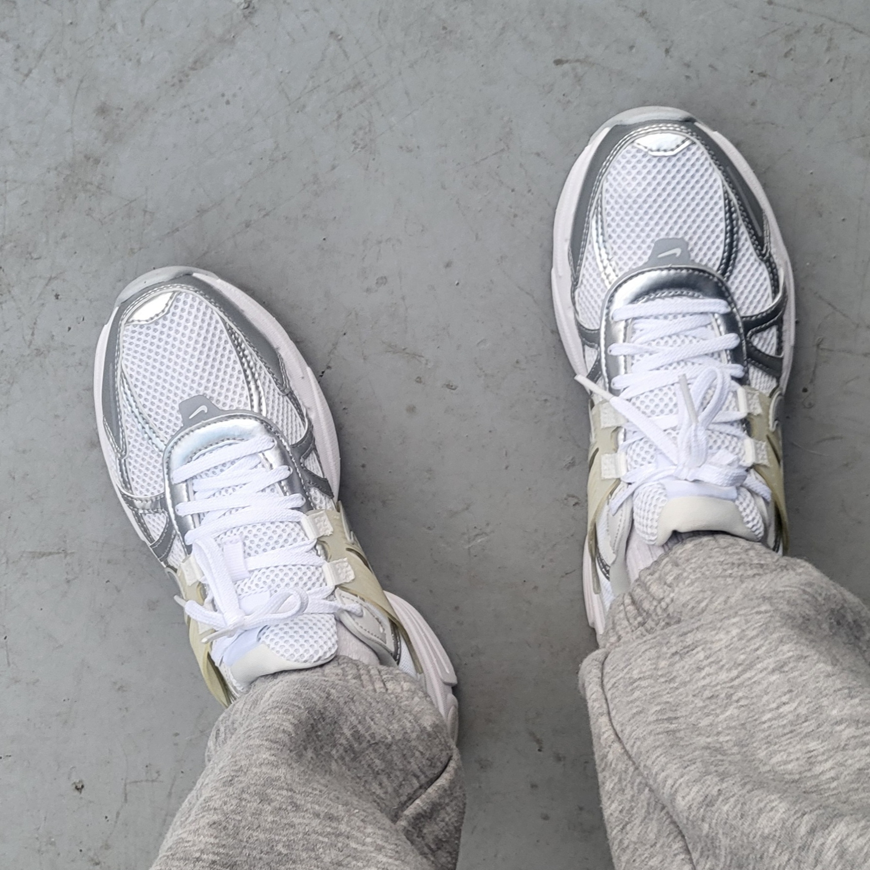 Nike V2K Run Metallic Silver White 착용 스타일 - 1