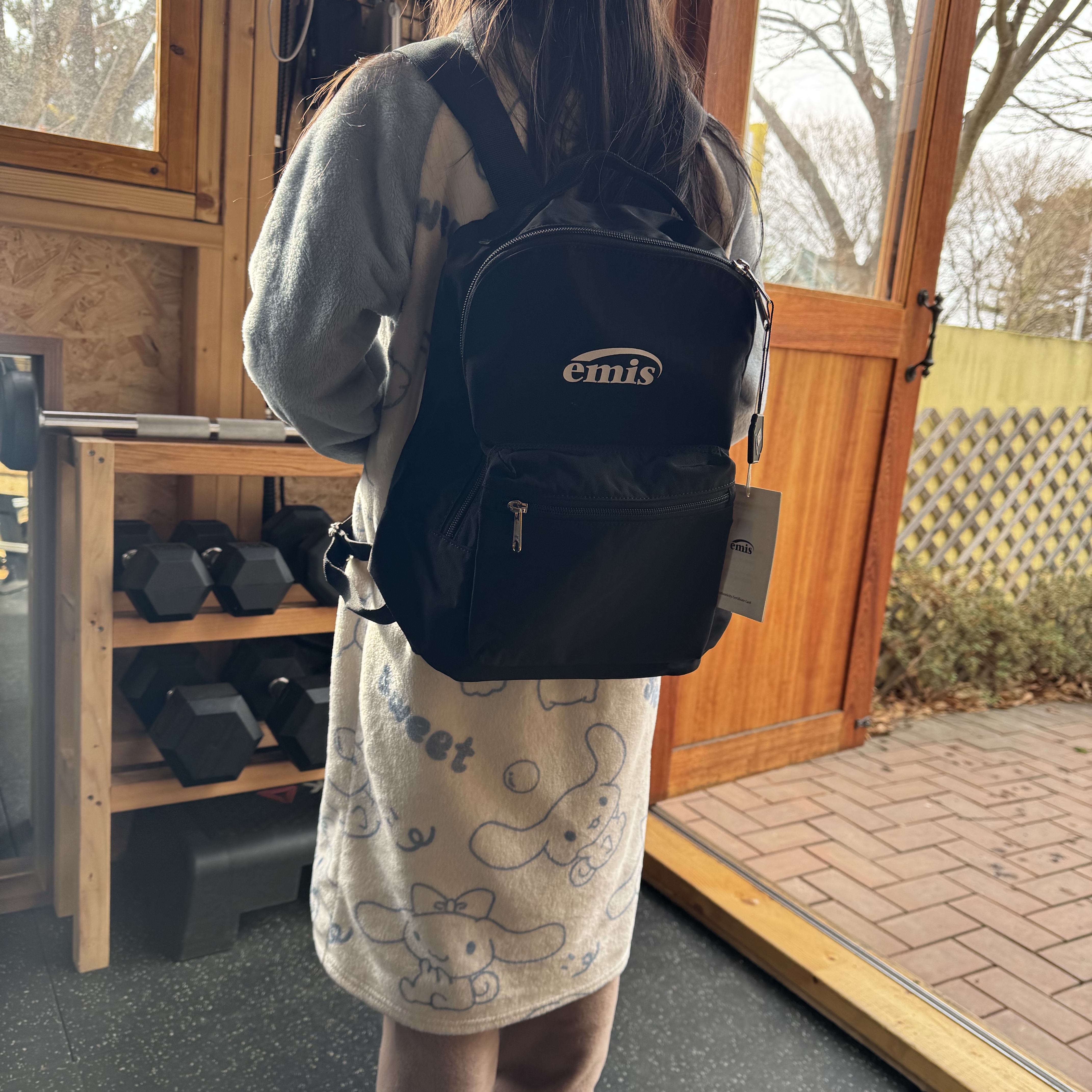 Emis New Logo Mini Backpack Black 착용 스타일