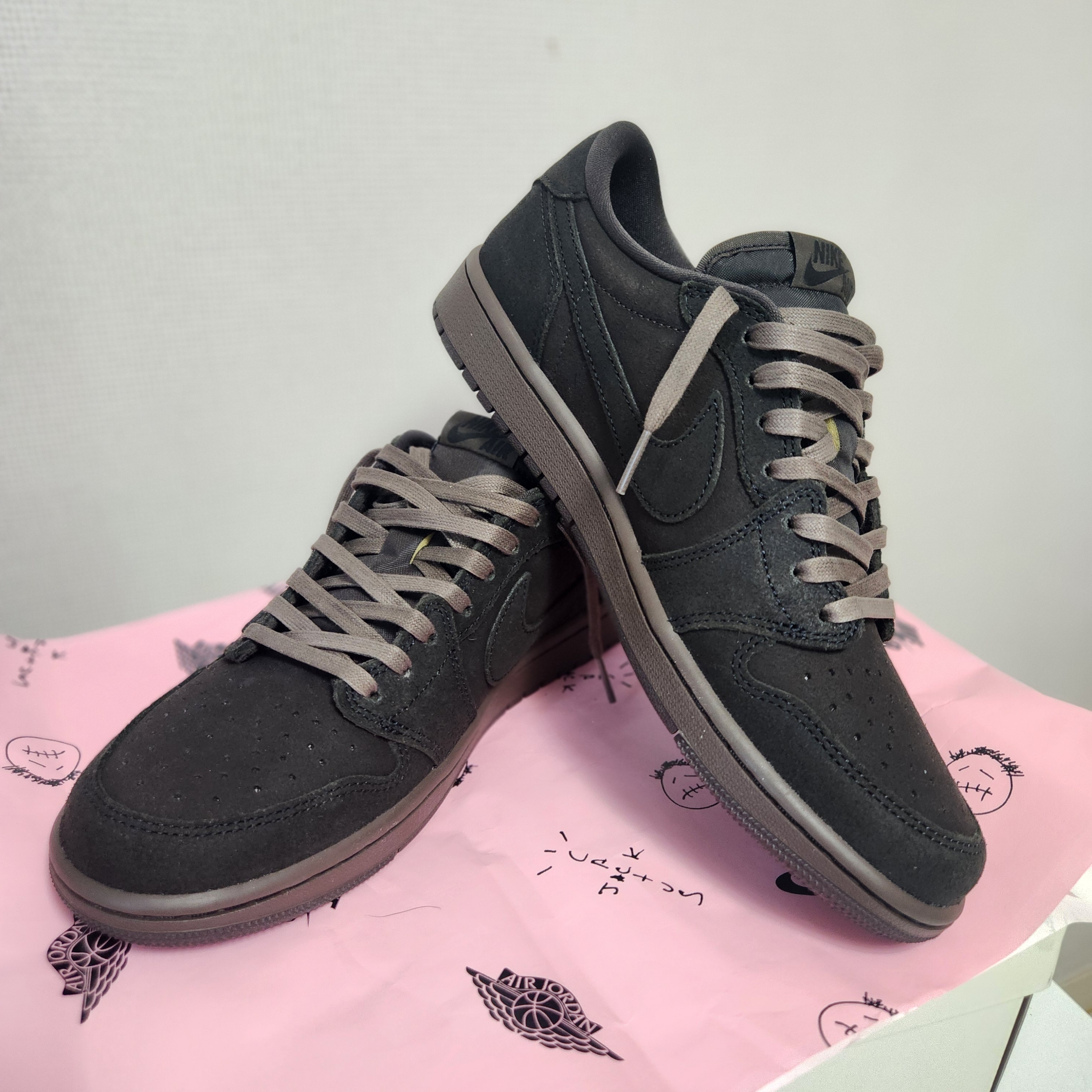 Jordan 1 x Travis Scott Retro Low OG SP Velvet Brown and Dark Mocha 착용 스타일