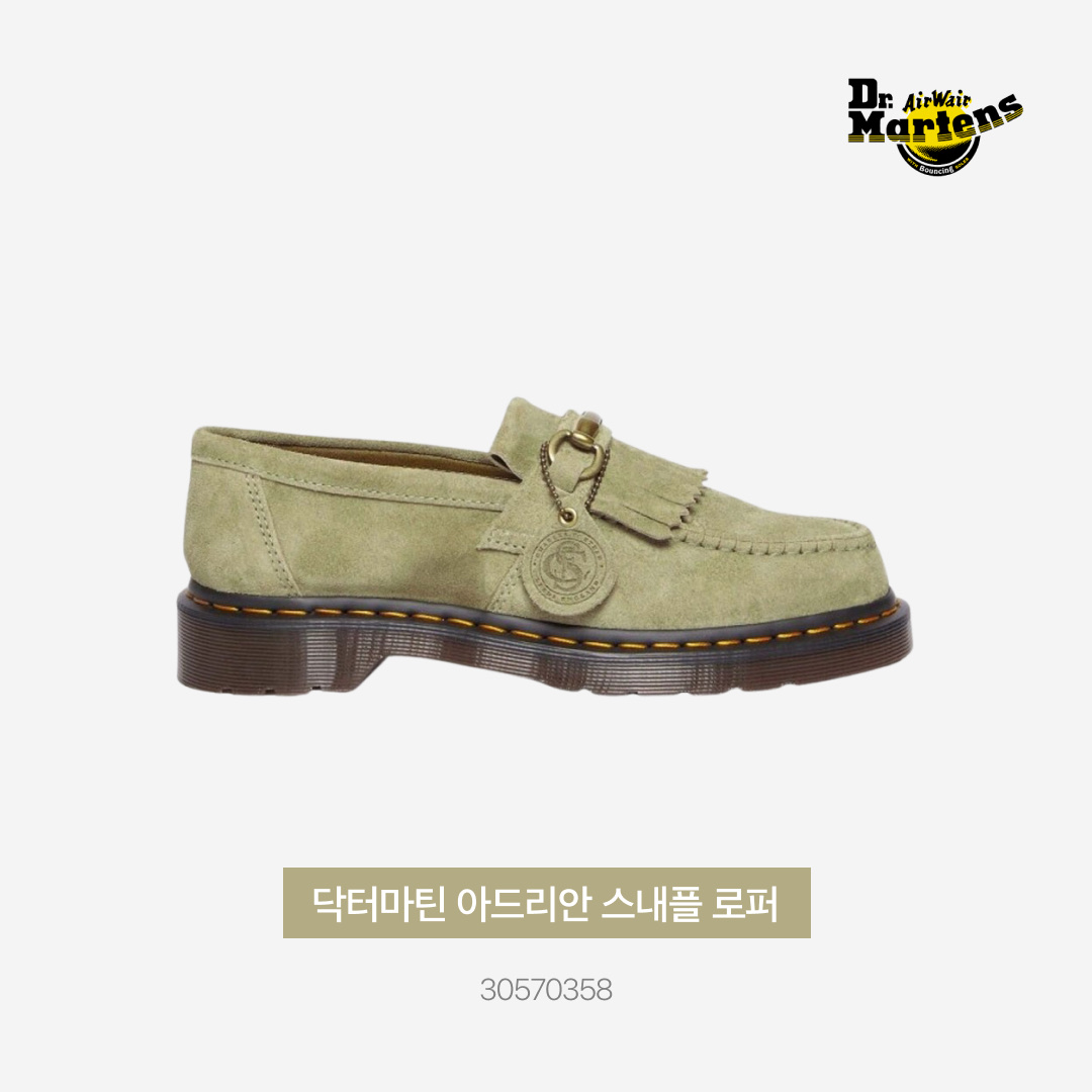 Dr. Martens Adrian Snaffle Suede Loafers Pale Olive 착용 스타일 - 3