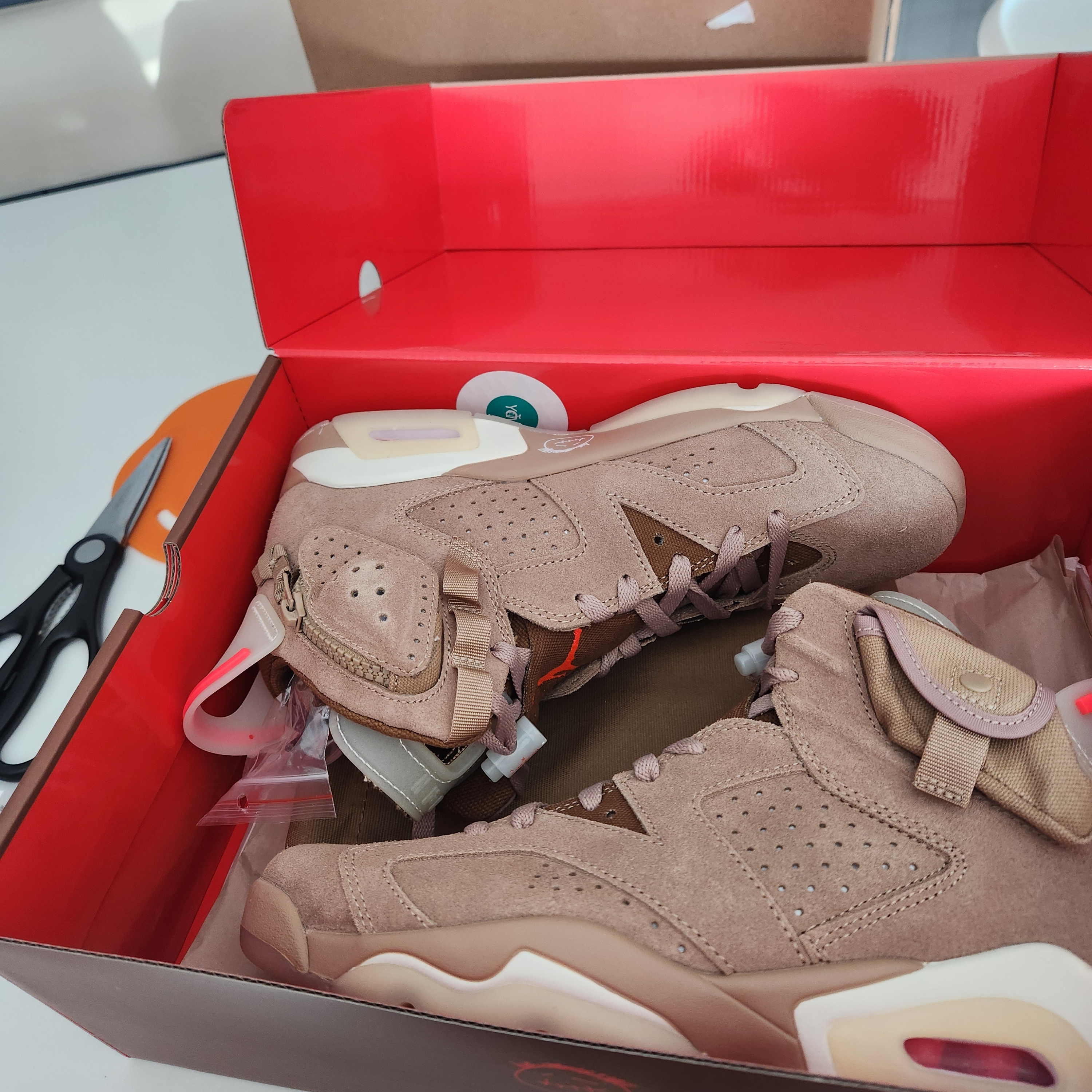 Jordan 6 x Travis Scott Retro SP British Khaki 착용 스타일 - 1
