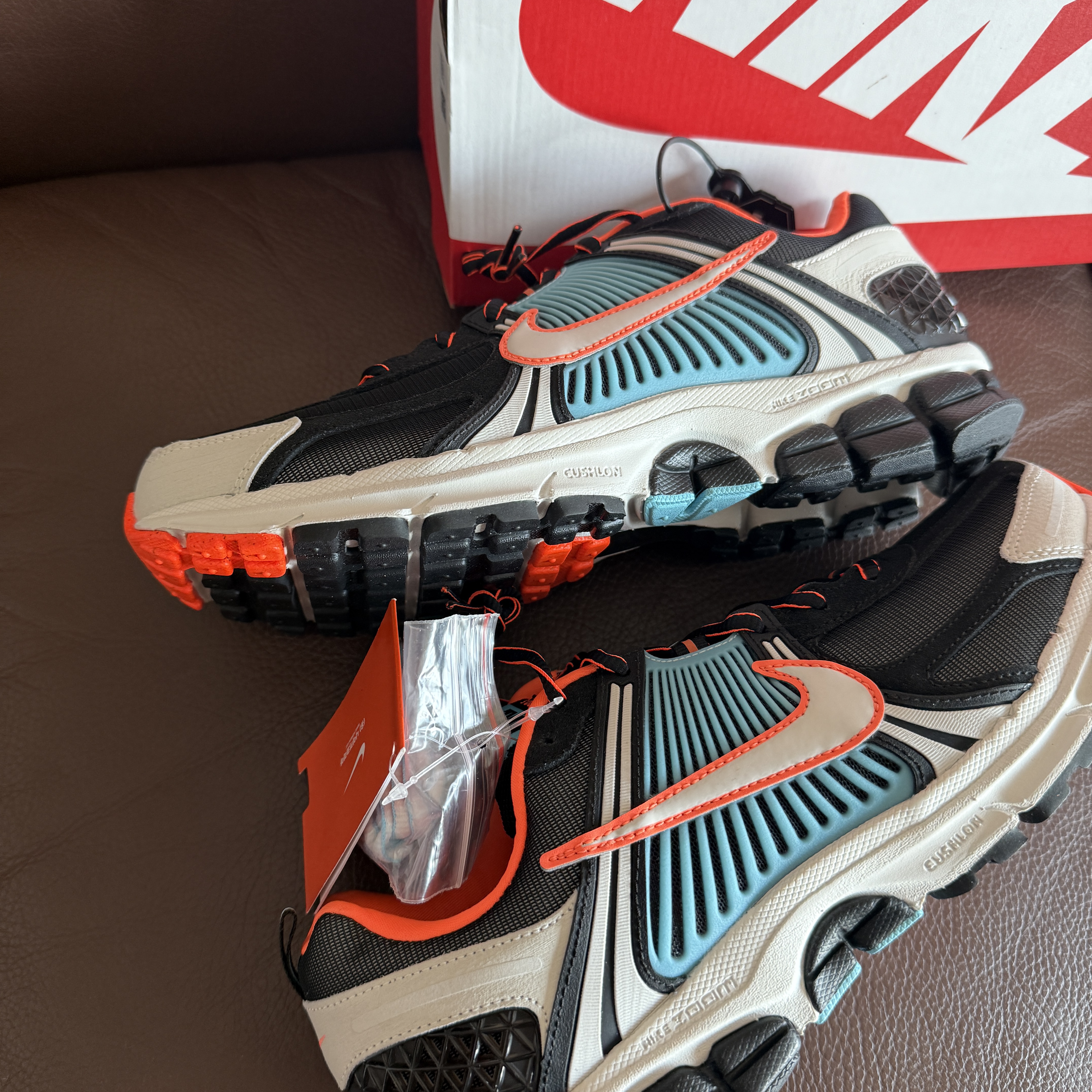 (W) Nike Zoom Vomero 5 Black Blue Gaze 착용 스타일 - 1