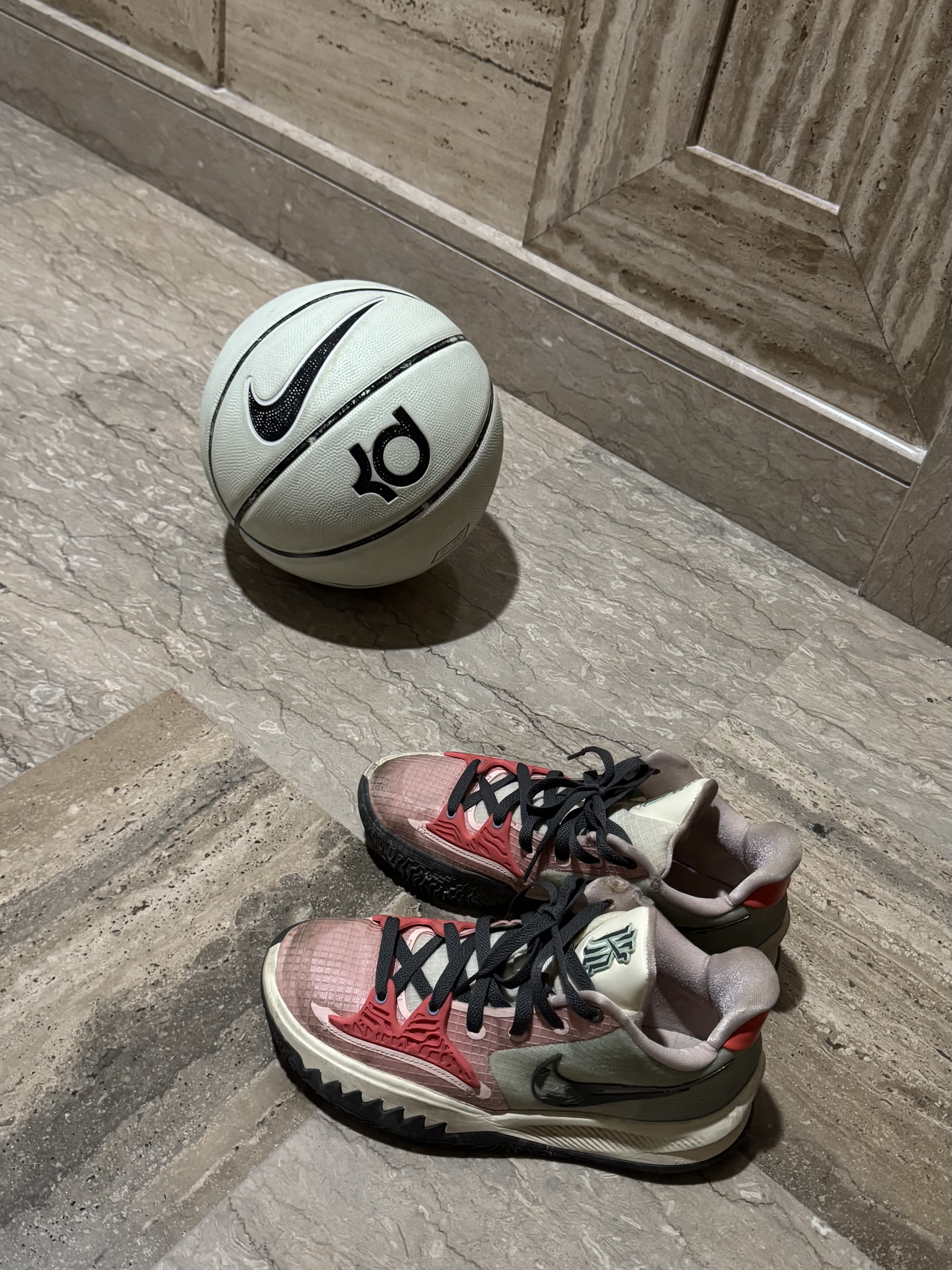 Nike Kyrie Low 4 EP Pale Coral 착용 스타일