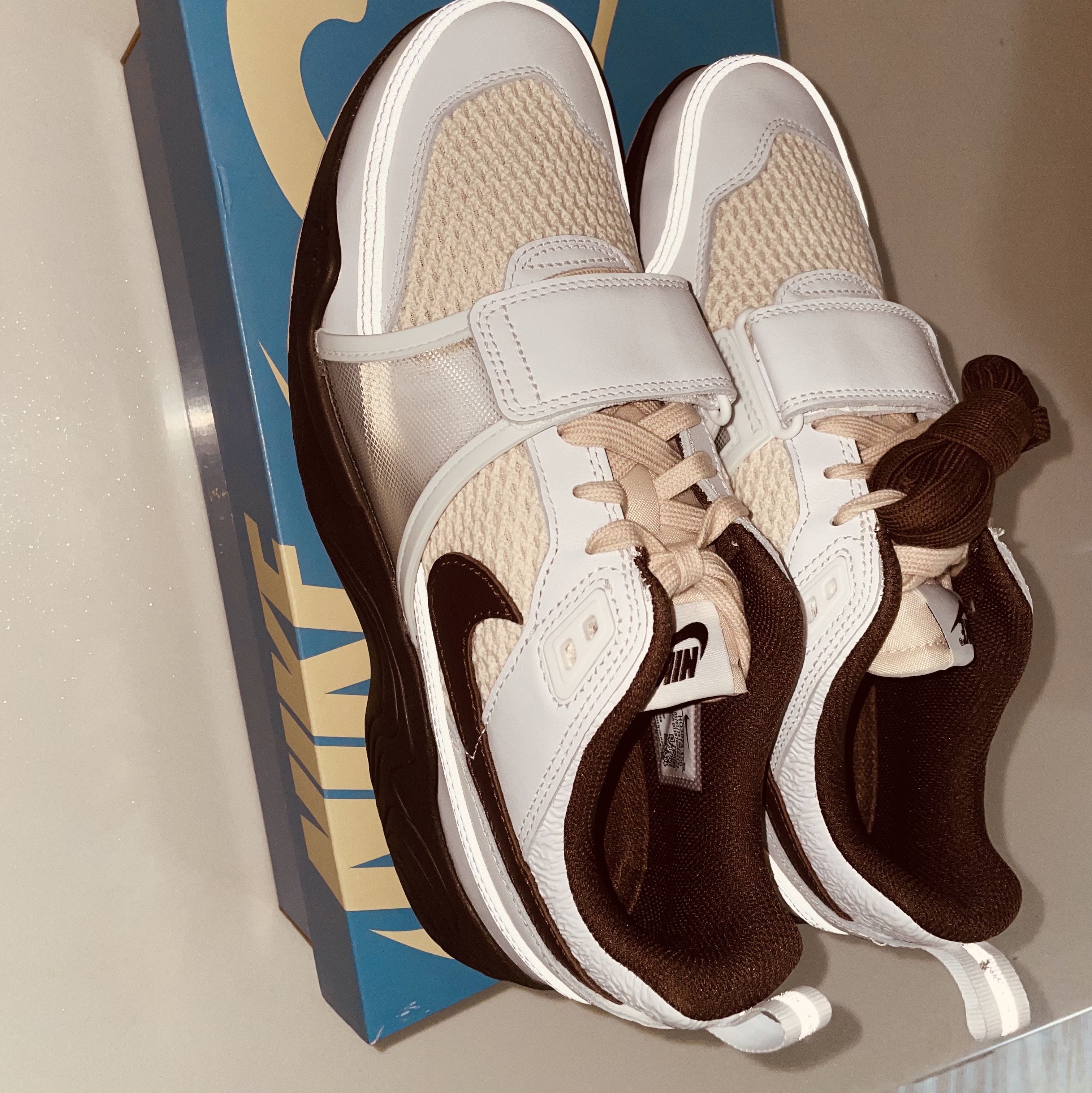 Nike x Travis Scott Zoom Field Jaxx White and Light Chocolate 착용 스타일 - 2