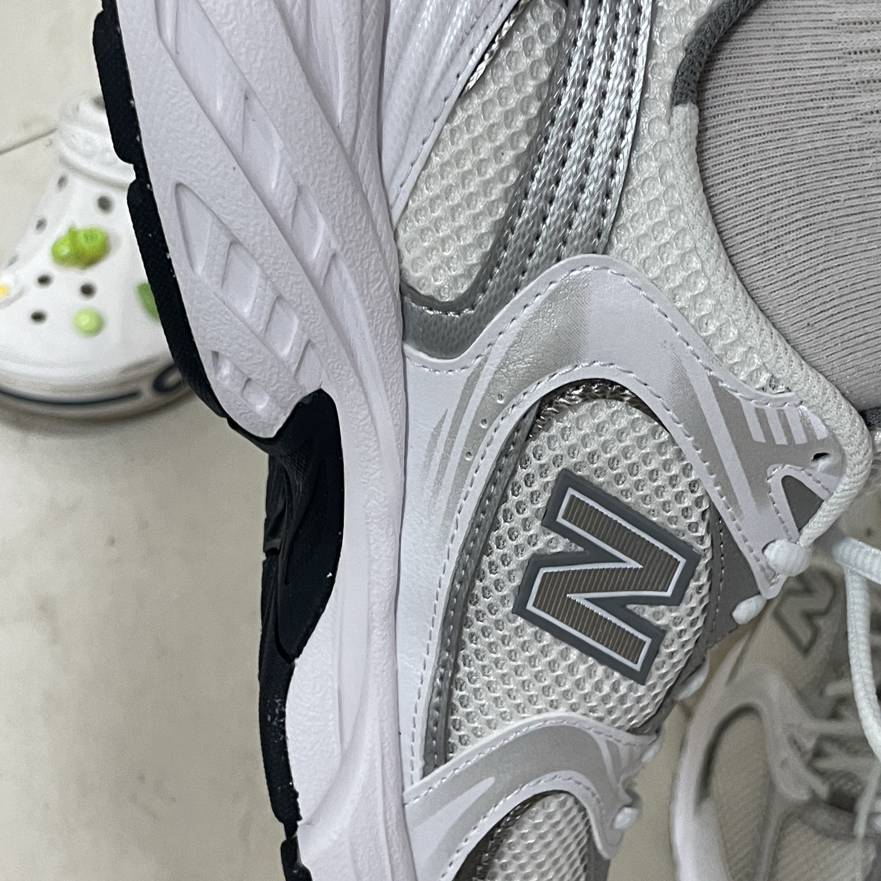New Balance 530 White Silver 착용 스타일 - 1