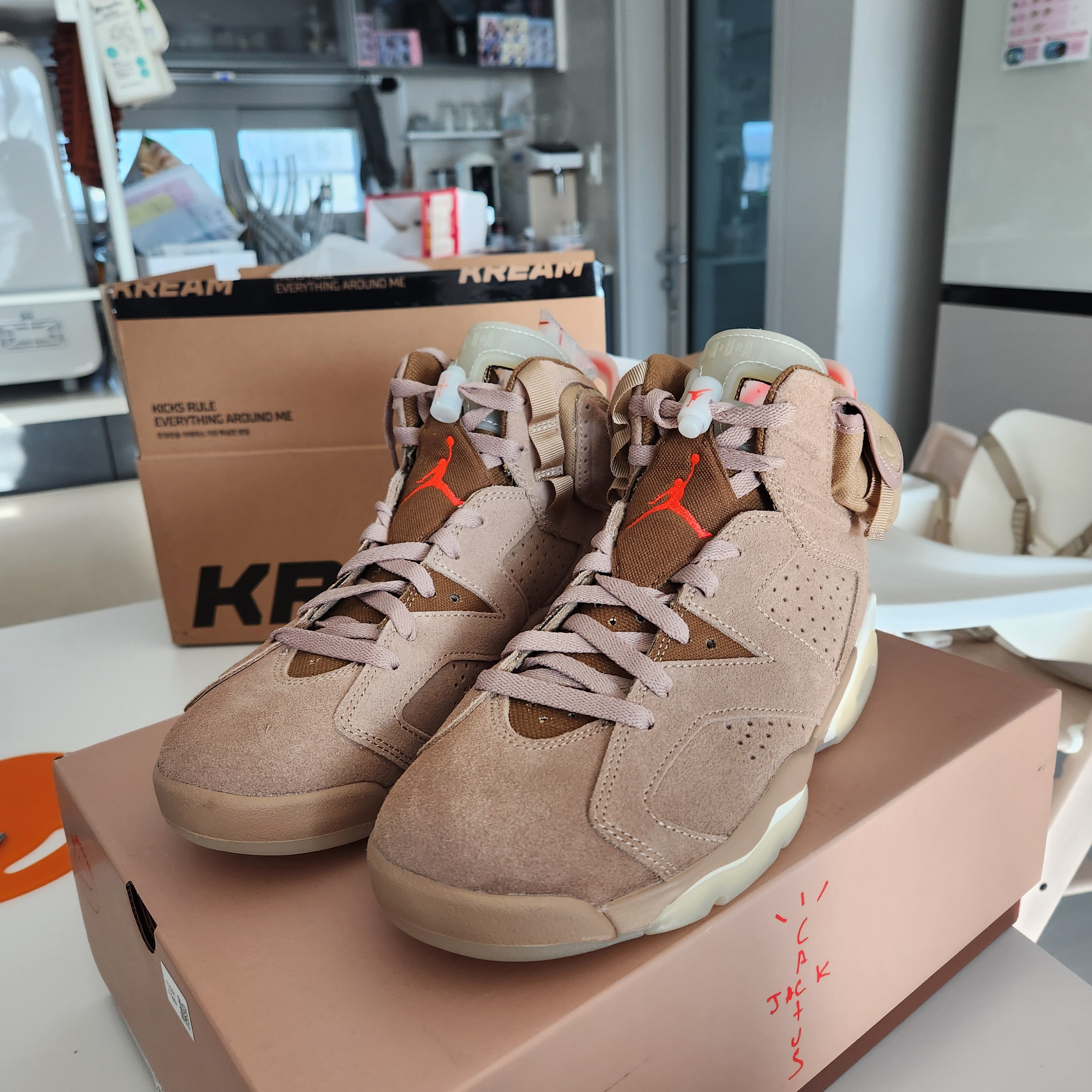 Jordan 6 x Travis Scott Retro SP British Khaki 착용 스타일 - 3