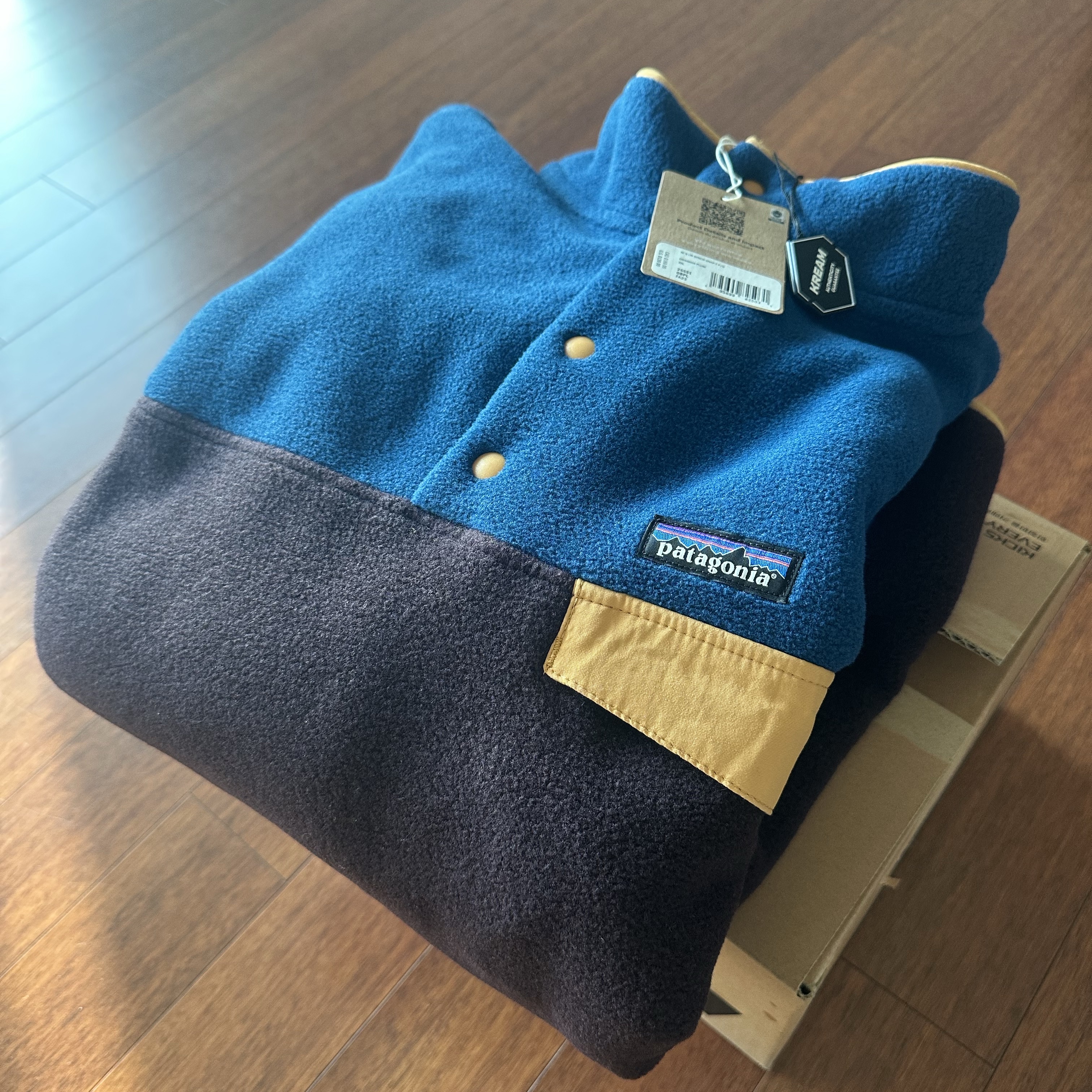 Patagonia Lightweight Synchilla Snap-T Fleece Pullover Obsidian Plum 착용 스타일