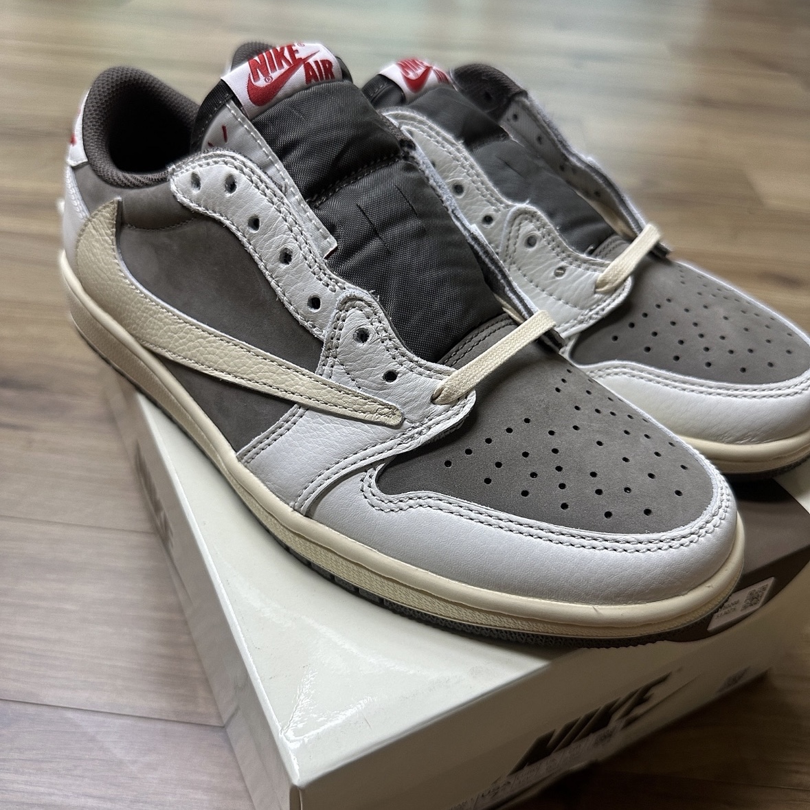 Jordan 1 x Travis Scott Retro Low OG SP Sail and Ridgerock 착용 스타일