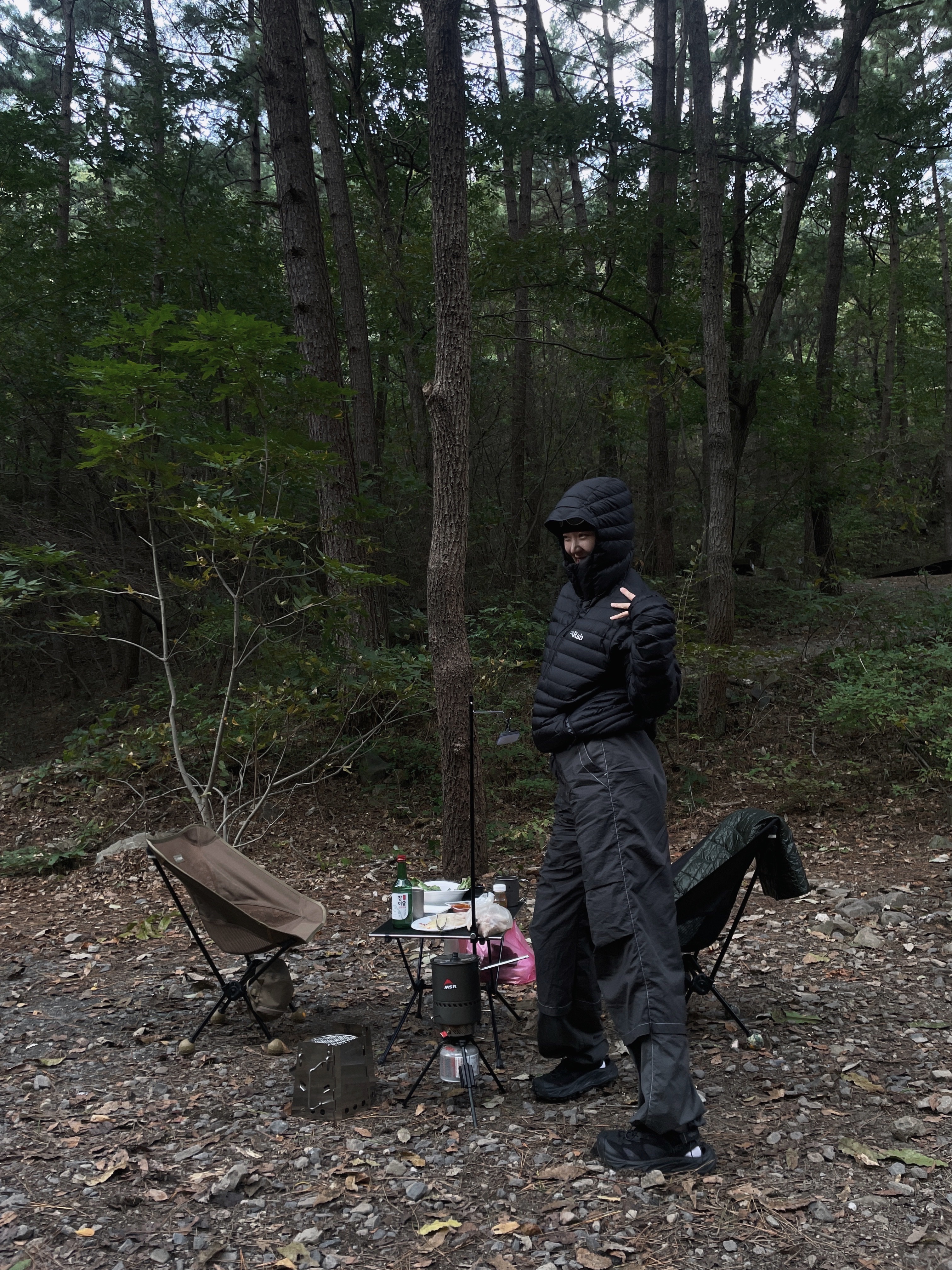 Rab Microlight Alpine Jacket Black, Roa Beanie Logo Black 착용 스타일 - 2