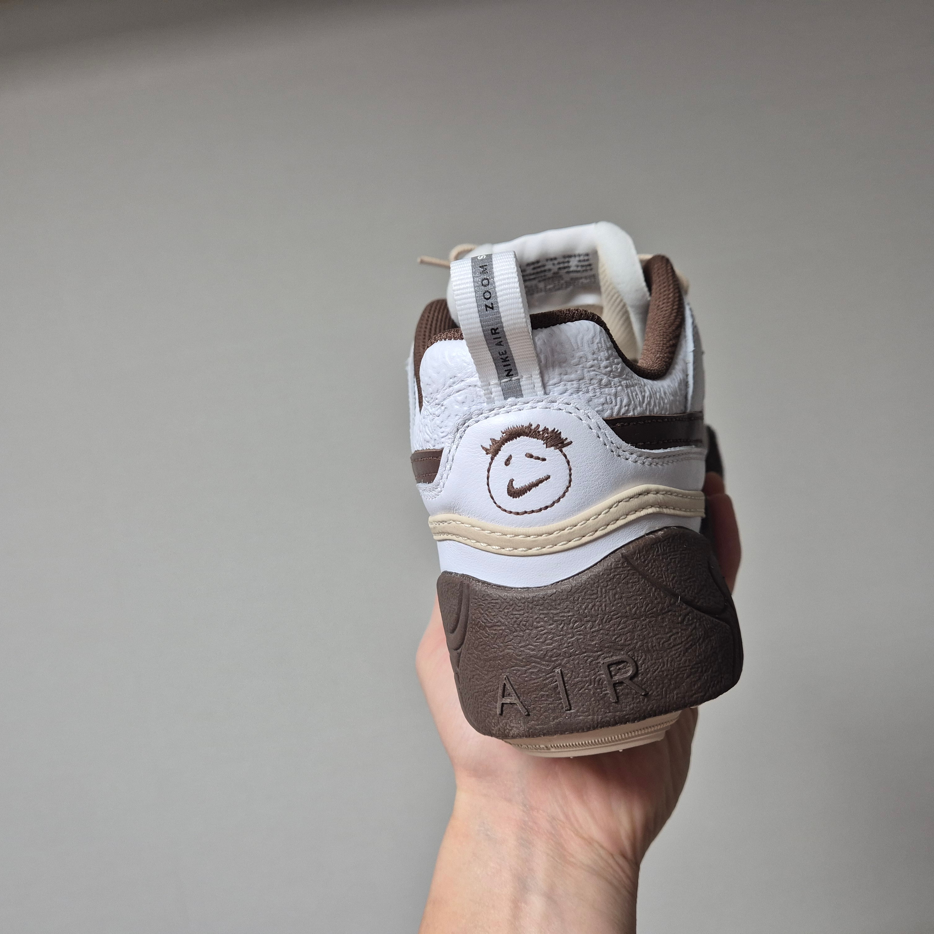 Nike x Travis Scott Zoom Field Jaxx White and Light Chocolate 착용 스타일 - 3