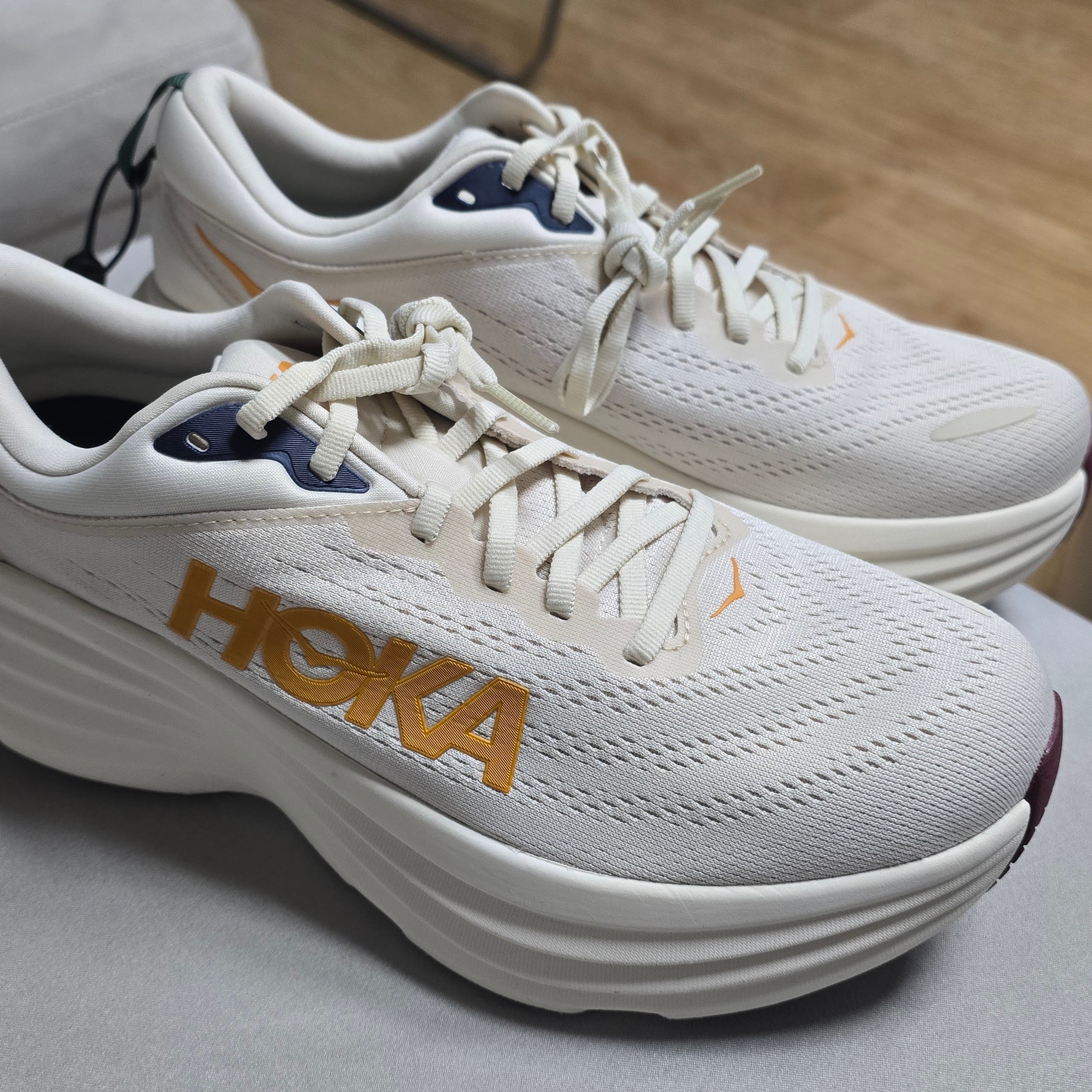 Hoka Bondi 8 Oat Milk Alabaster - Regular 착용 스타일