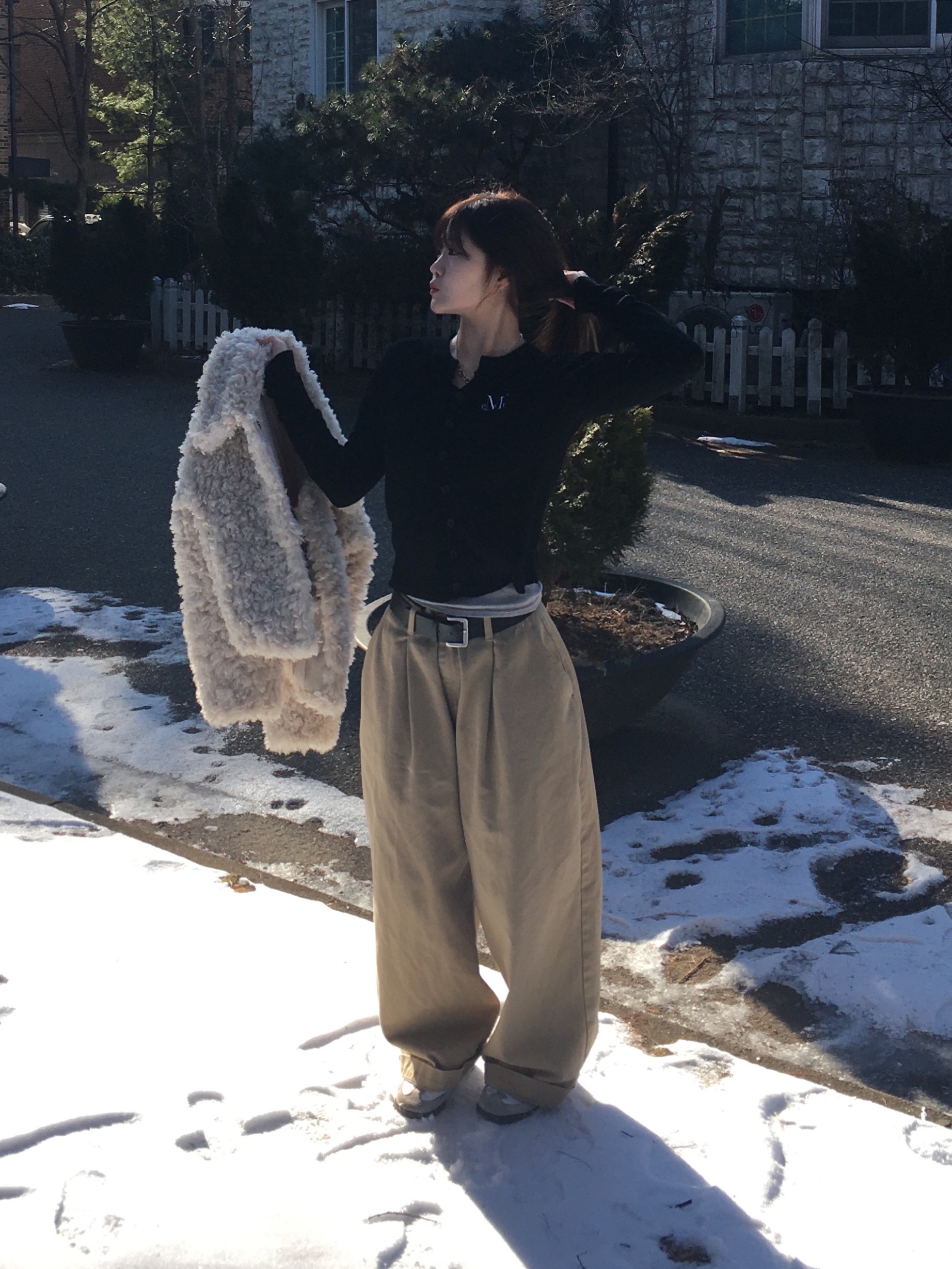 MUCENT Aleg V-Neck Knit Cardigan Black, Adidas Samba OG Cloud White 착용 스타일 - 3