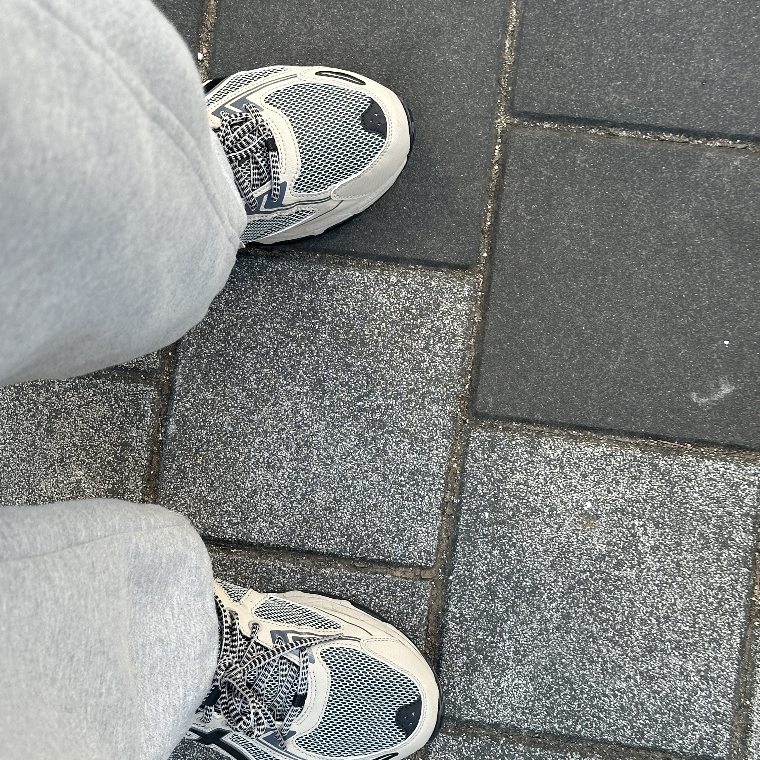 Asics Gel-Venture 6 Feather Grey Black 착용 스타일