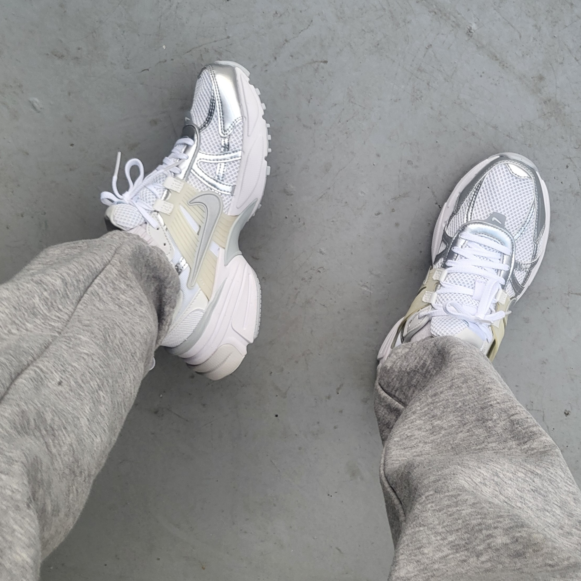 Nike V2K Run Metallic Silver White 착용 스타일 - 2