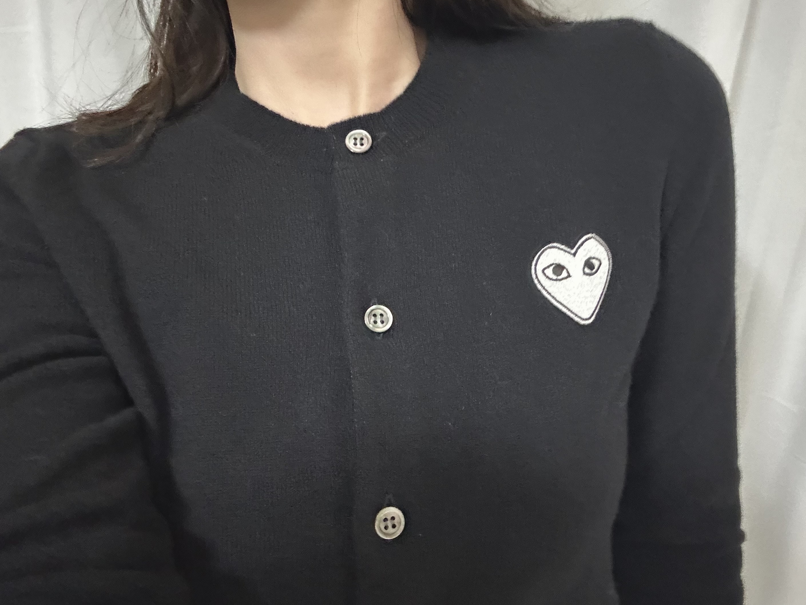 (W) Play Comme des Garcons White Heart Knit Cardigan Black 착용 스타일