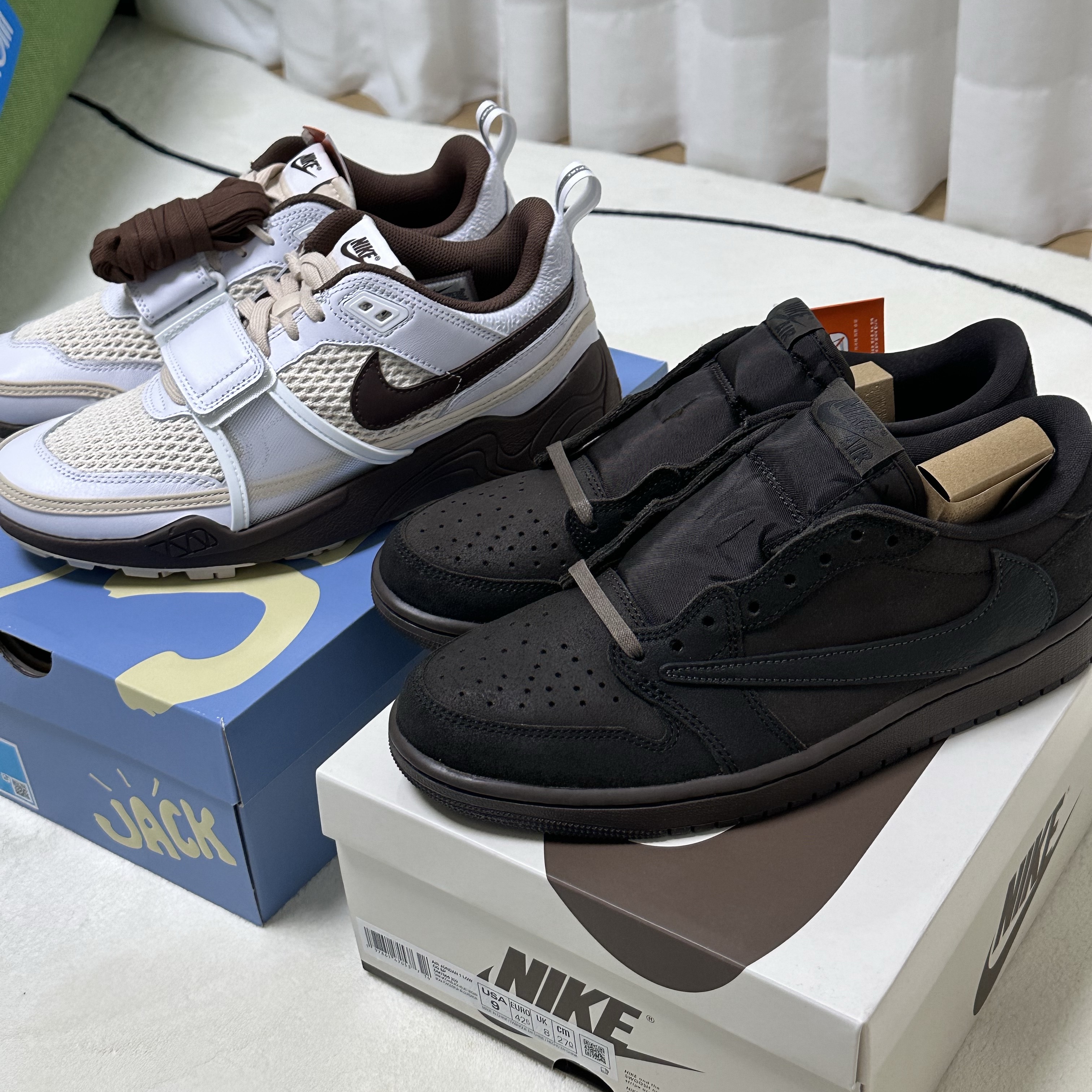 Nike x Travis Scott Zoom Field Jaxx White and Light Chocolate, Jordan 1 x Travis Scott Retro Low OG SP Velvet Brown and Dark Mocha 착용 스타일